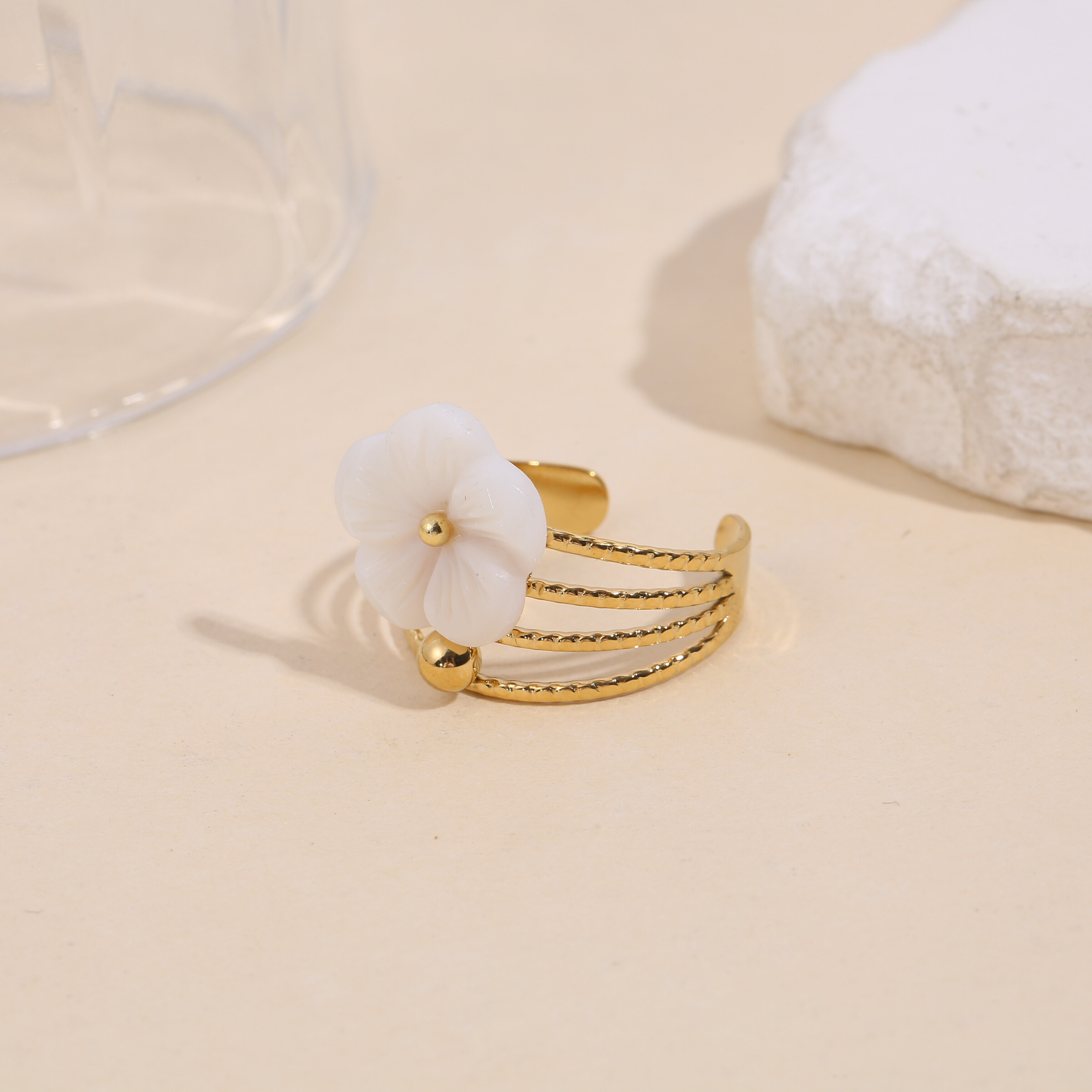 Grossiste Eclat Paris - Bague dorée fleur en nacre