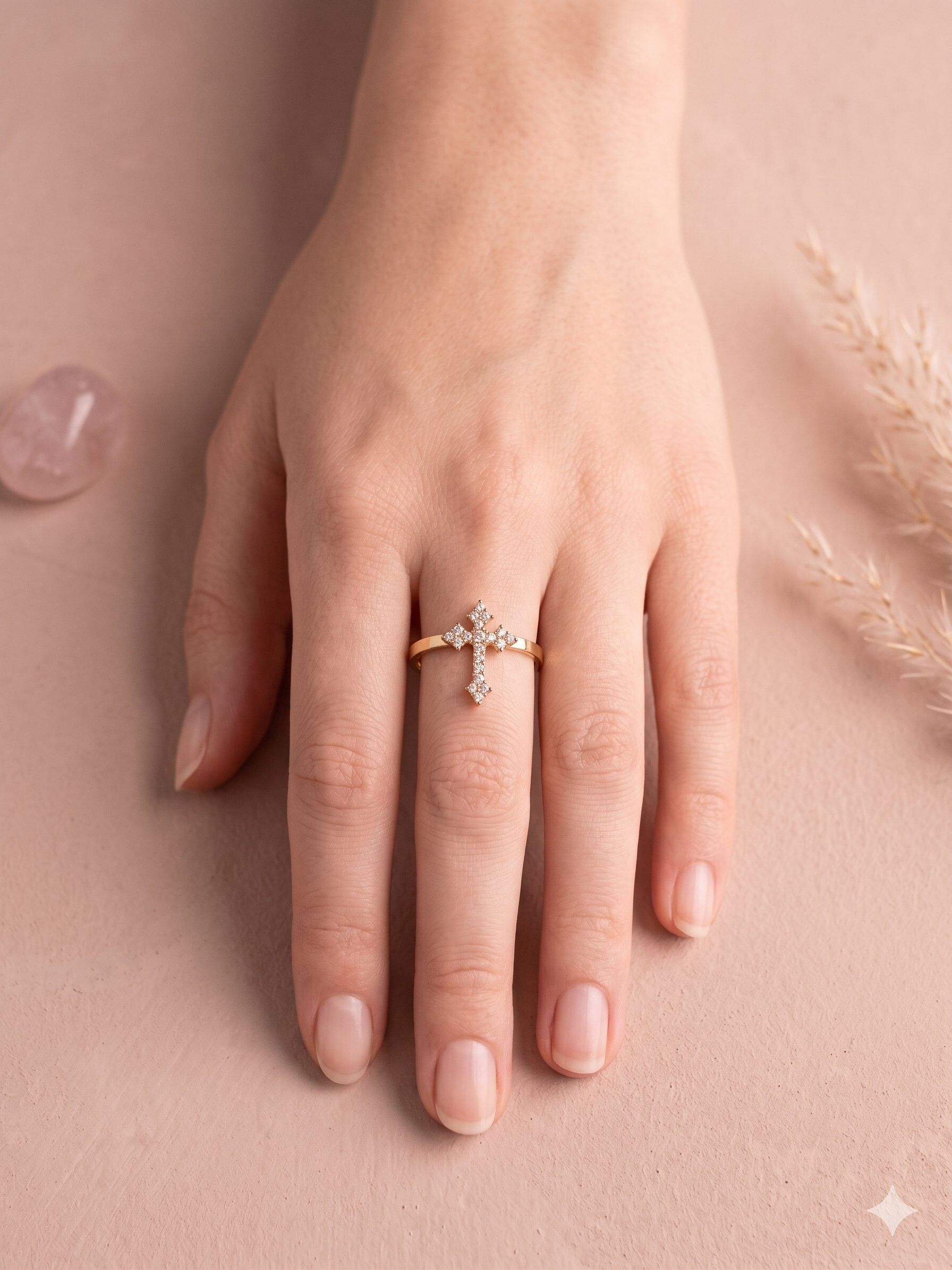 Grossiste Eclat Paris - Bague dorée ajustable croix royale strassée