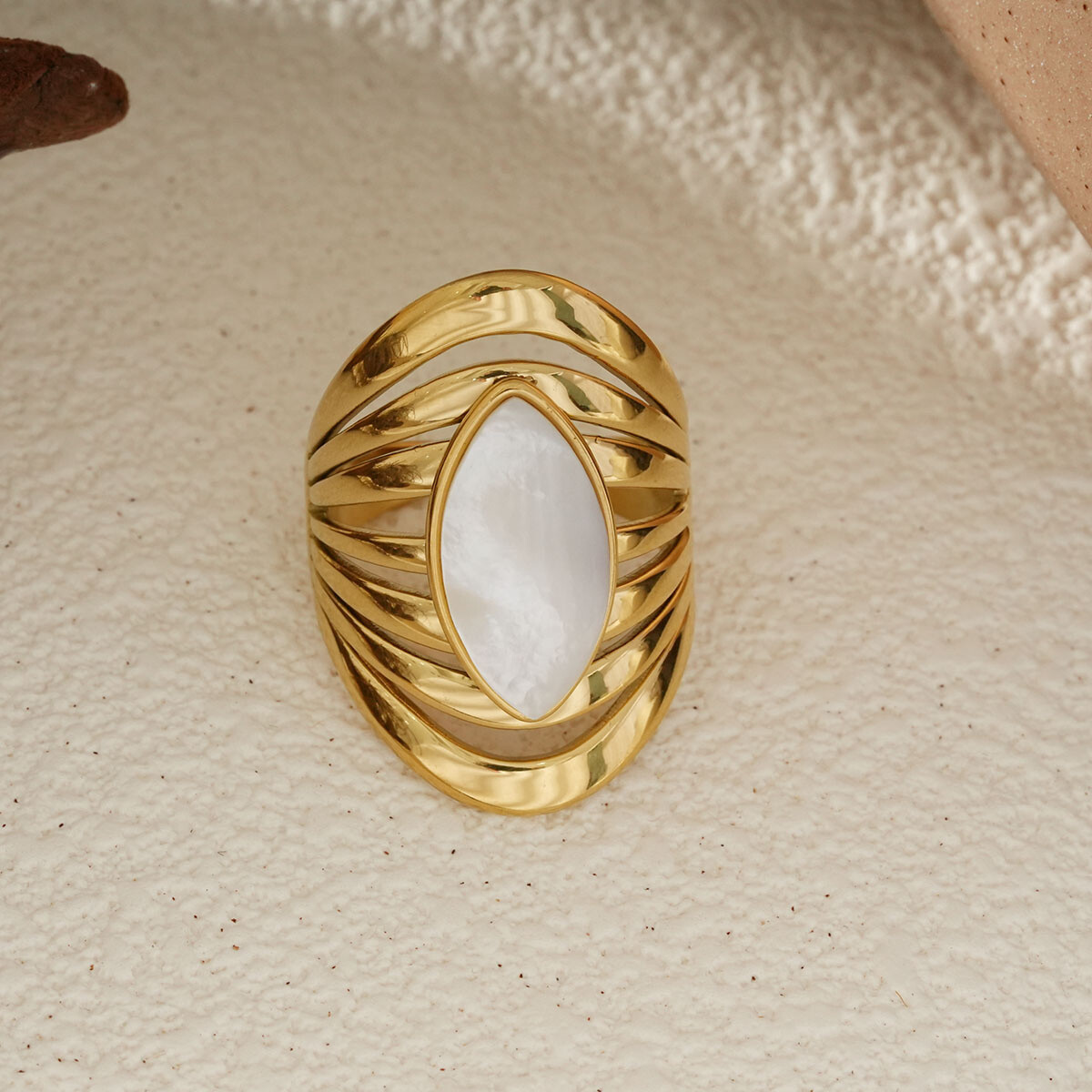 Grossista Eclat Paris - Anello dorato scultoreo con pietra ovale perlata