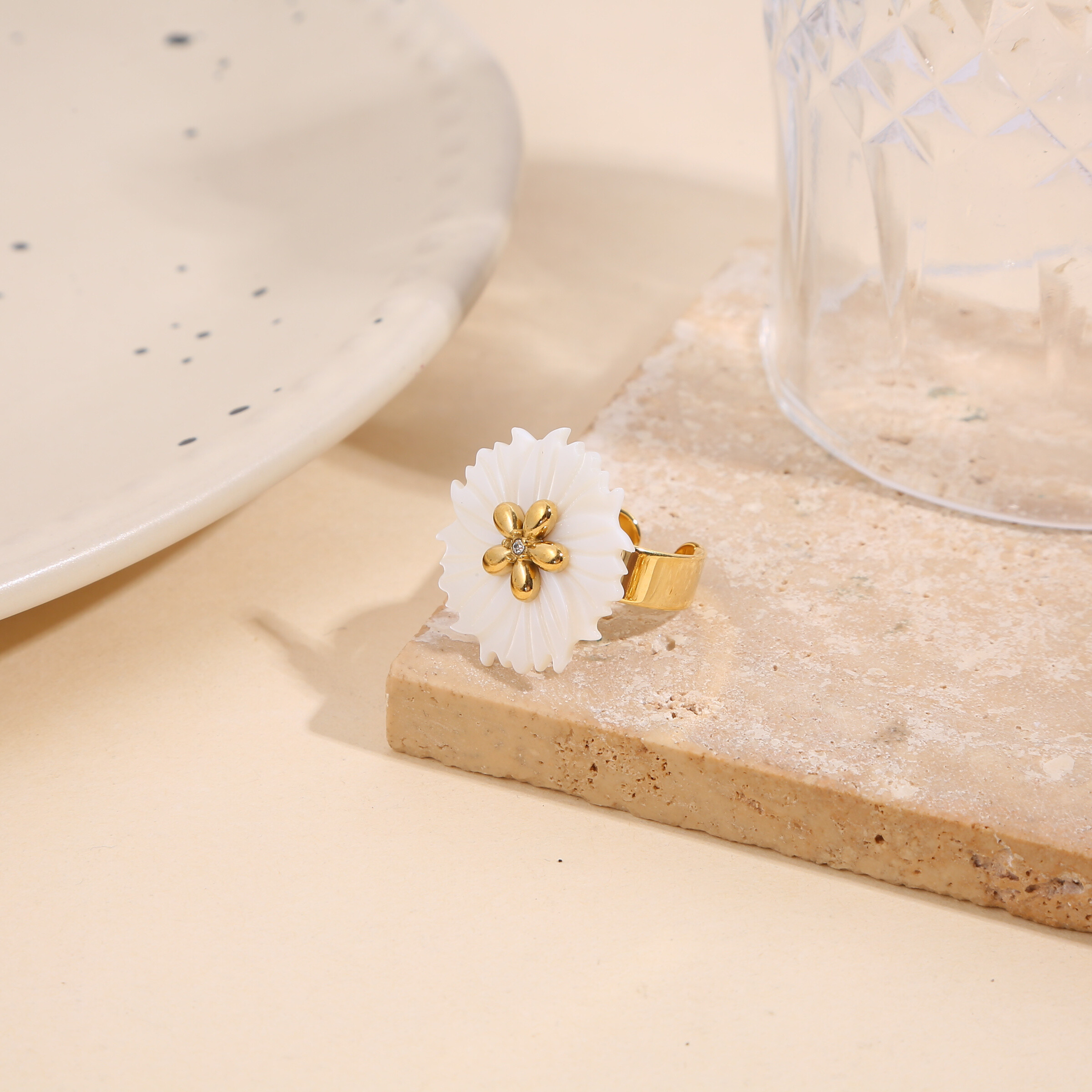 Mayorista Eclat Paris - Anillo de flor dorada en nácar con estrás blancos