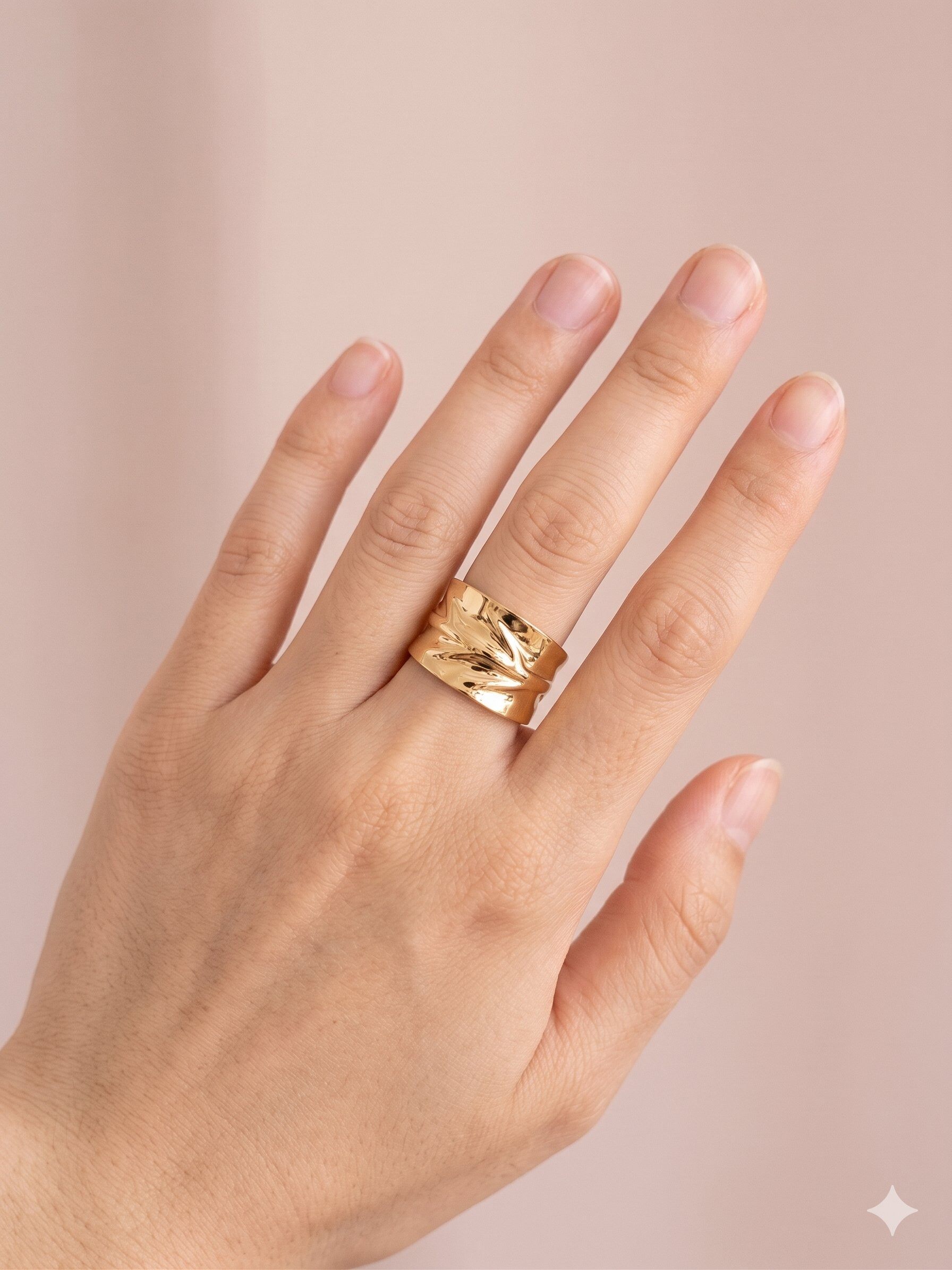 Wholesaler Eclat Paris - Wide organic striped gold ring