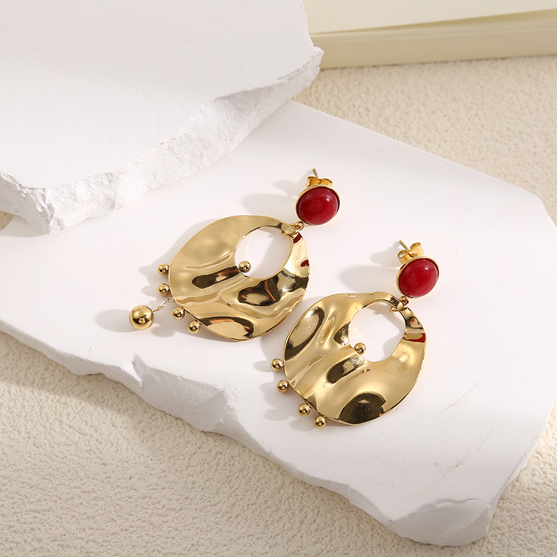Wholesaler Eclat Paris - Golden Earrings with Shiny Hammered Plates With Red Stones