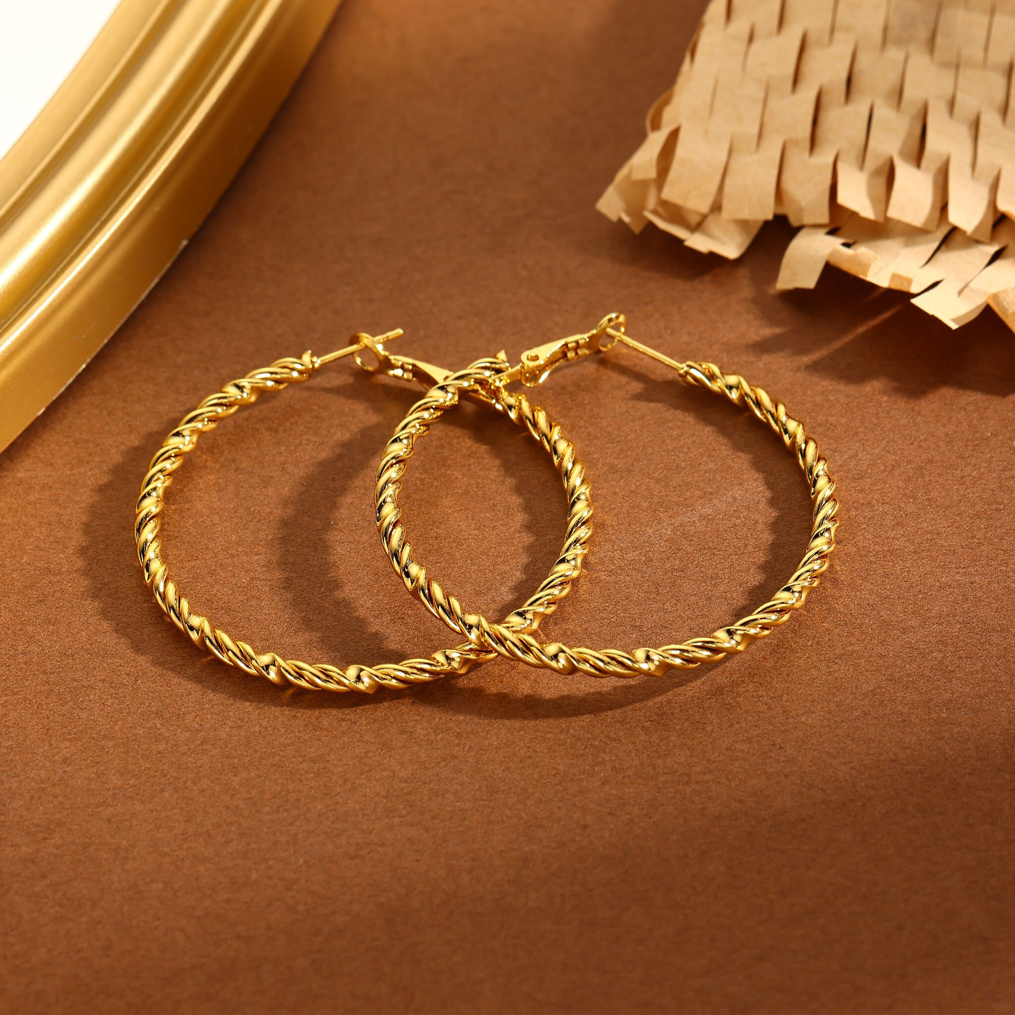 Wholesaler Eclat Paris - Gold Hoop Earrings with Twist Pattern
