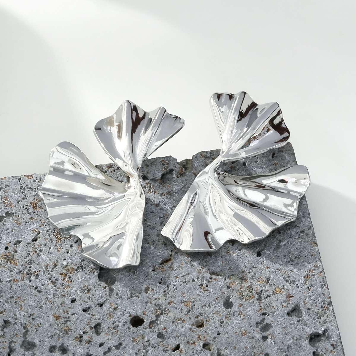 Wholesaler Eclat Paris - Shiny Silver Ginkgo Leaf Earrings