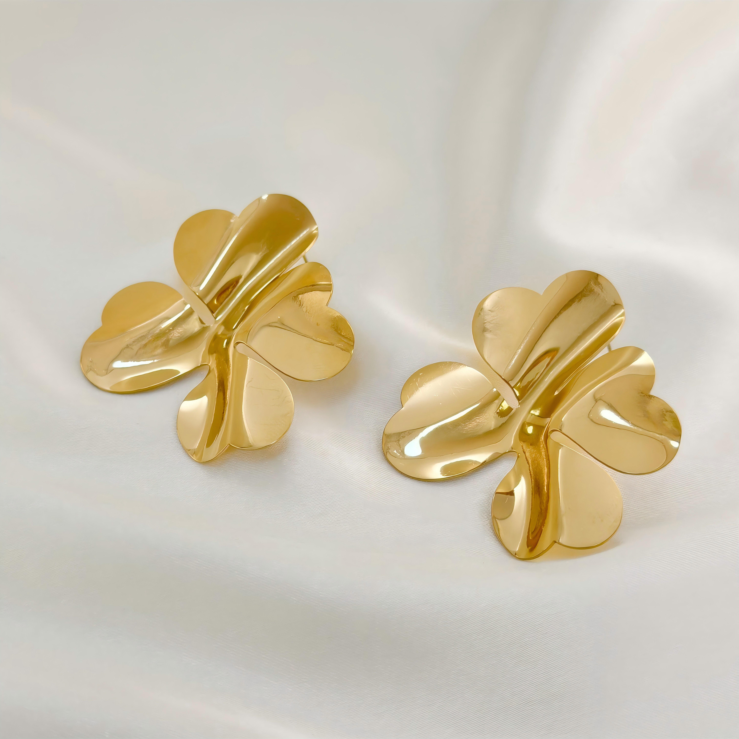 Wholesaler Eclat Paris - Shiny Wavy Clovers Gold Earrings