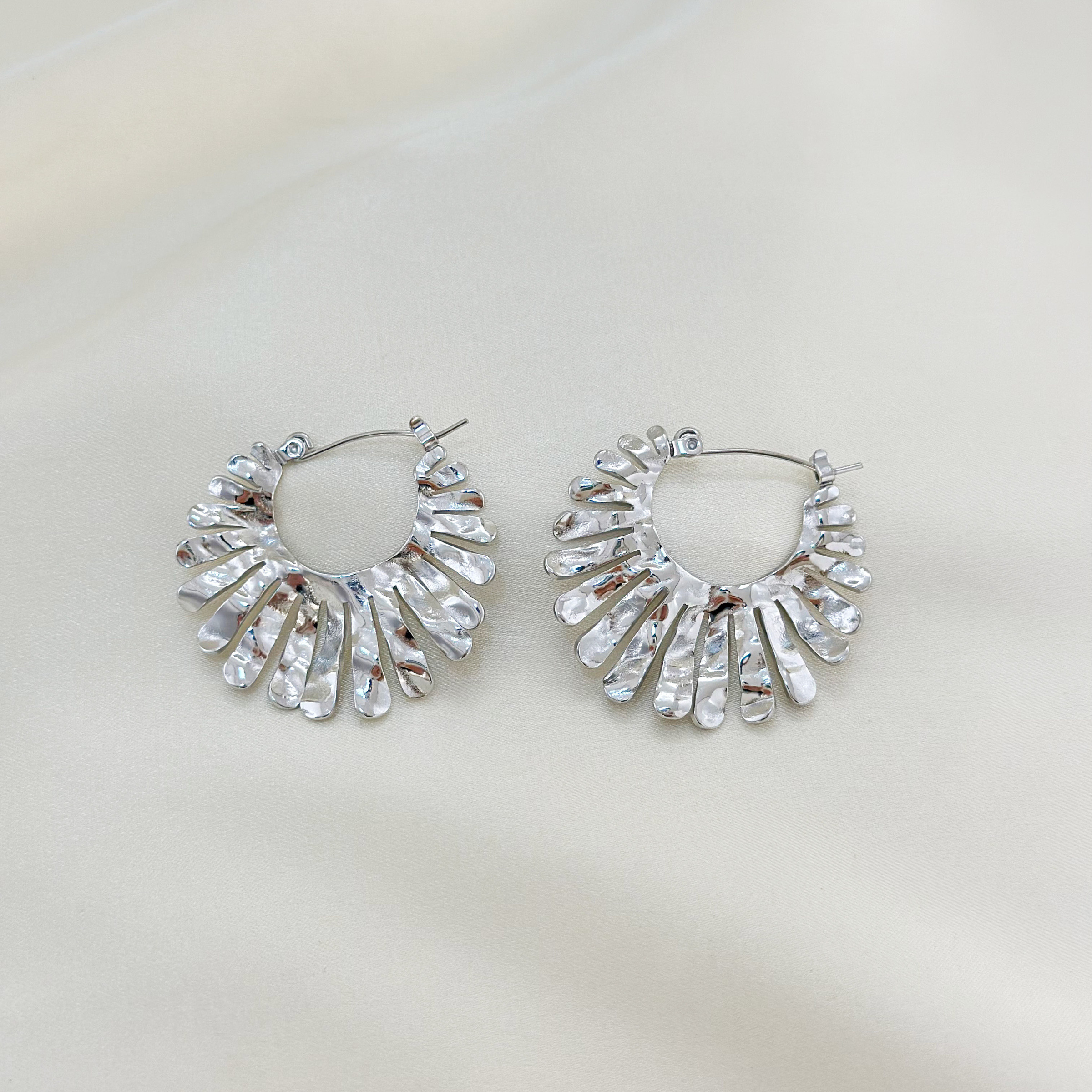 Wholesaler Eclat Paris - Shiny Wavy Half Sunflower Plate Silver Earrings