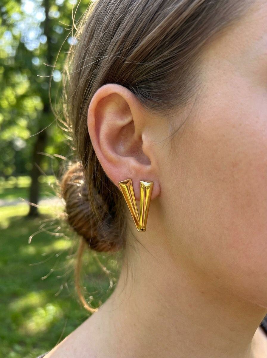 Wholesaler Eclat Paris - Shiny V-Curved Gold Band Earrings
