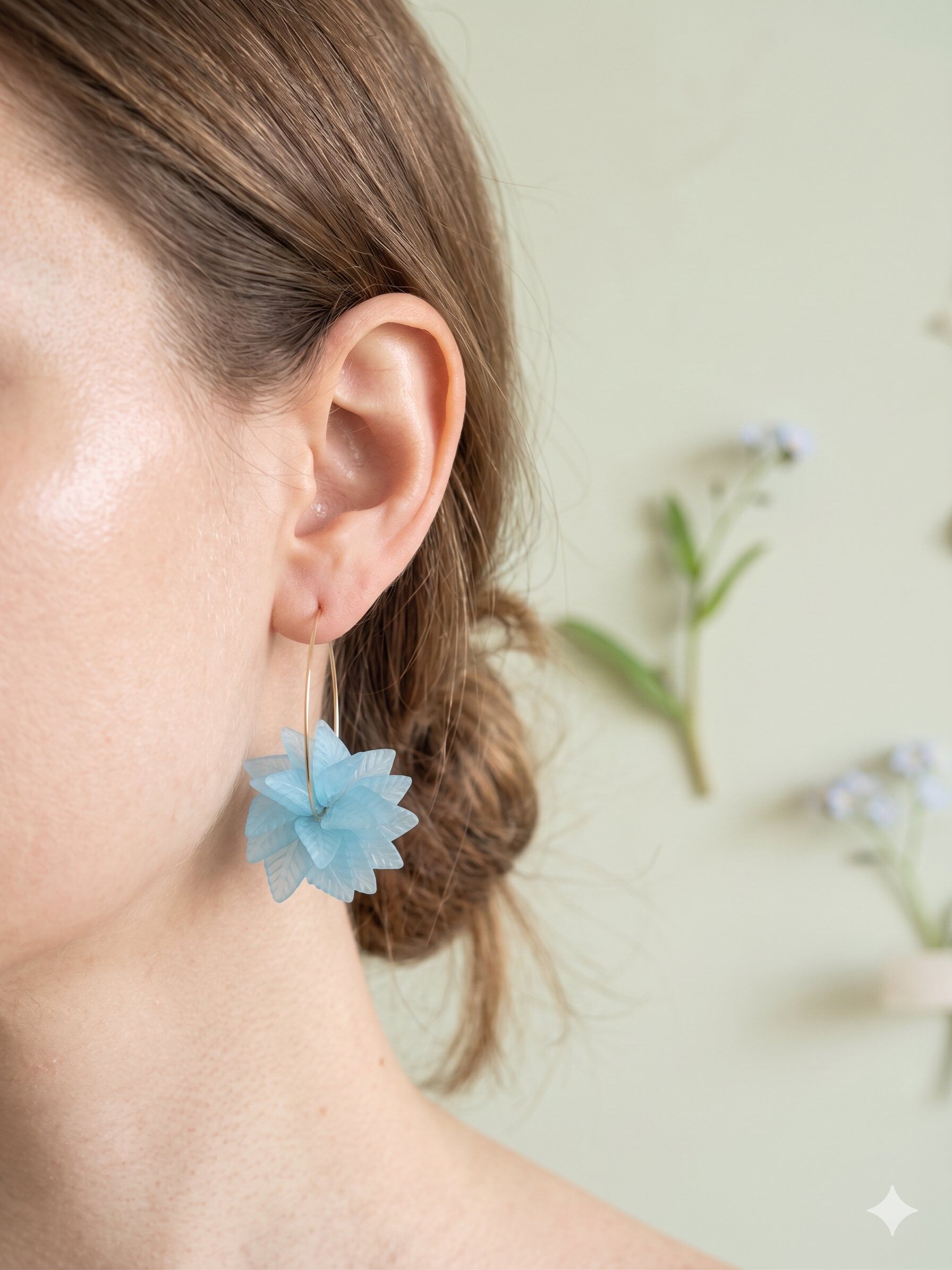 Grossiste Eclat Paris - Boucles d'oreilles créoles fines avec fleur bleue