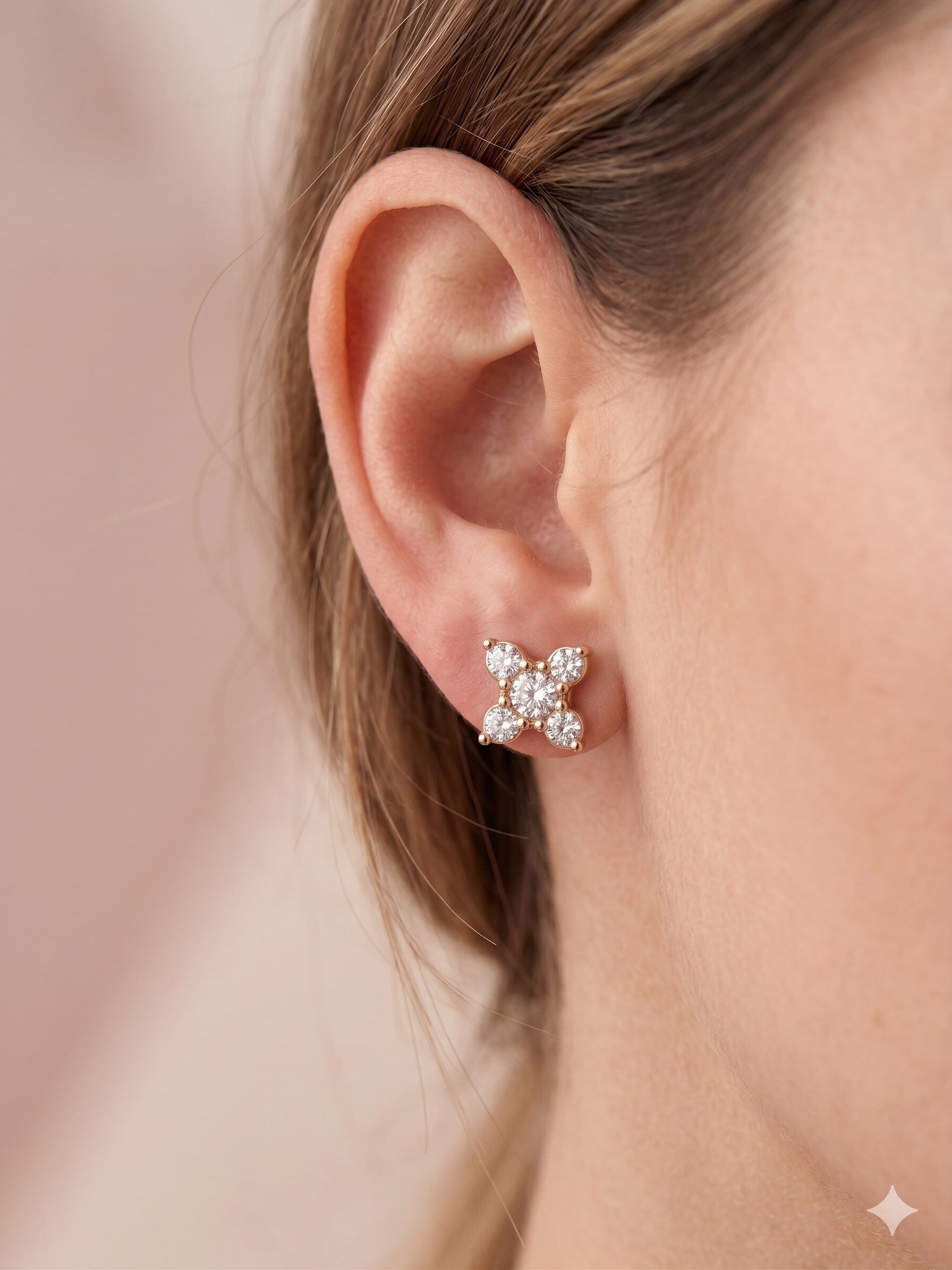 Grossiste Eclat Paris - Puces d'oreilles dorées fleurs serties de cinq strass