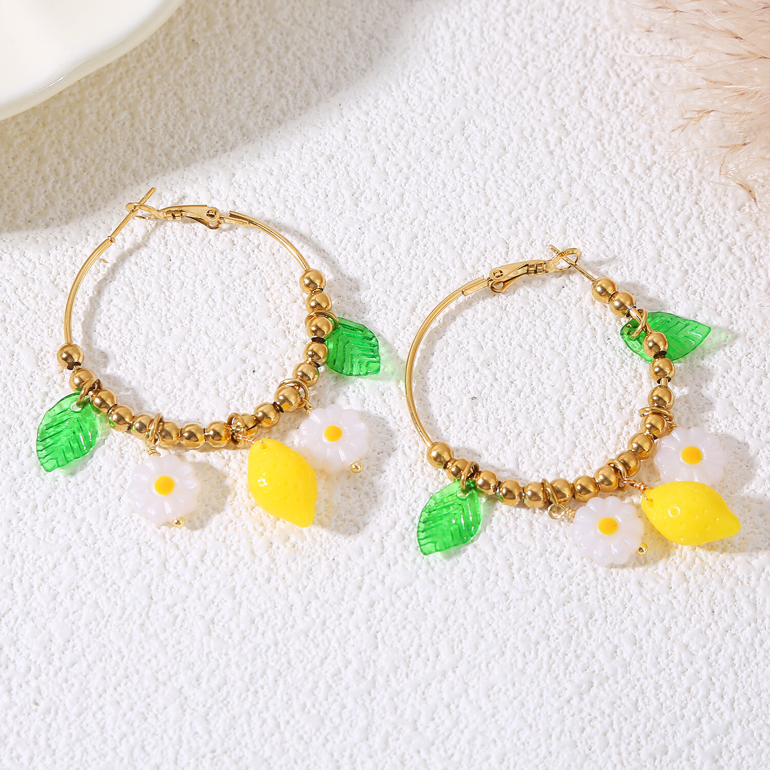 Grossiste Eclat Paris - Boucles d'oreilles dorées créoles citrons et marguerites