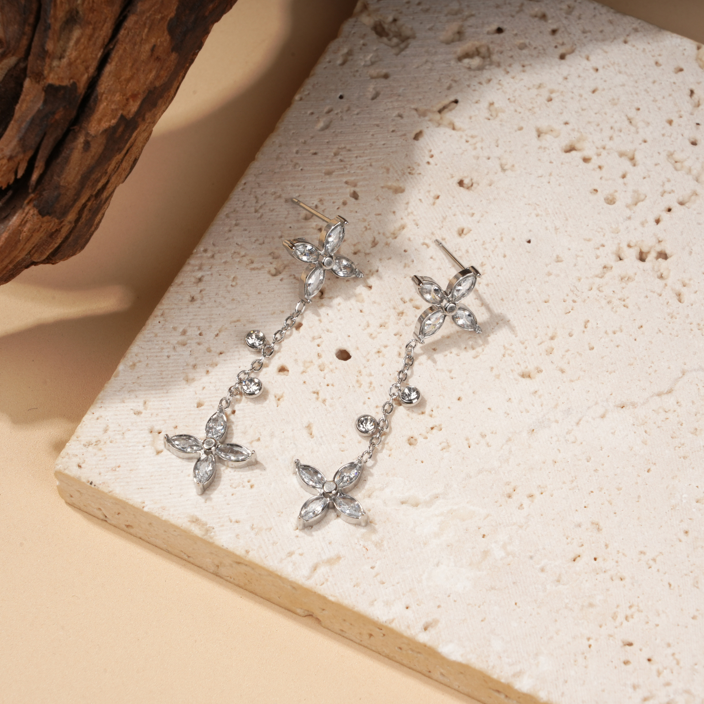 Grossiste Eclat Paris - Boucles d'oreilles pendantes fleurs serties