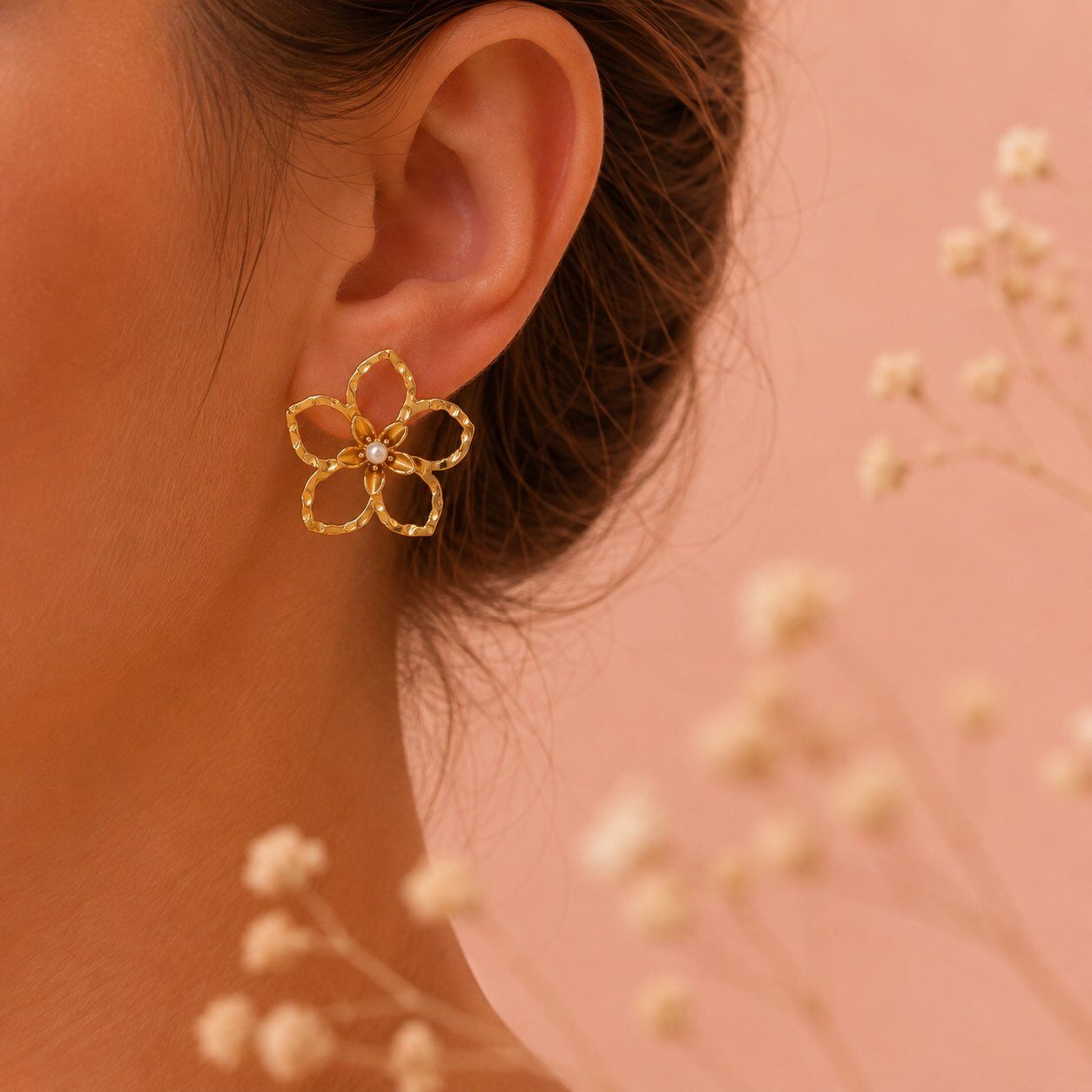 Grossiste Eclat Paris - Boucles d'oreilles fleurs ajourées martelées et perle