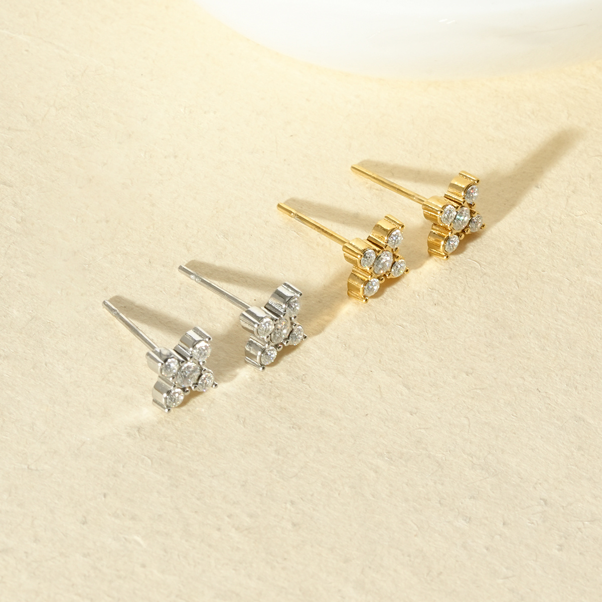 Grossiste Eclat Paris - Puces d'oreilles argentées fleurs serties de cinq strass