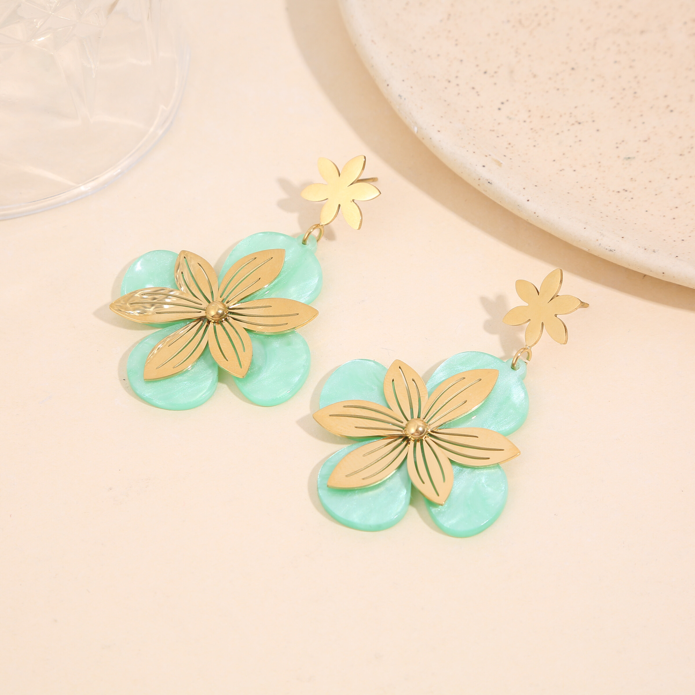 Grossiste Eclat Paris - Boucles d'oreilles pendantes double fleur résine bleue