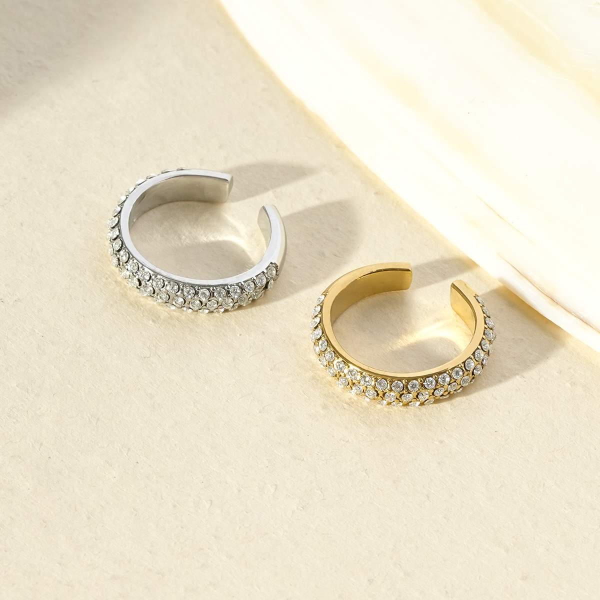 Grossiste Eclat Paris - Bague d'oreille argentée anneau pavé de strass