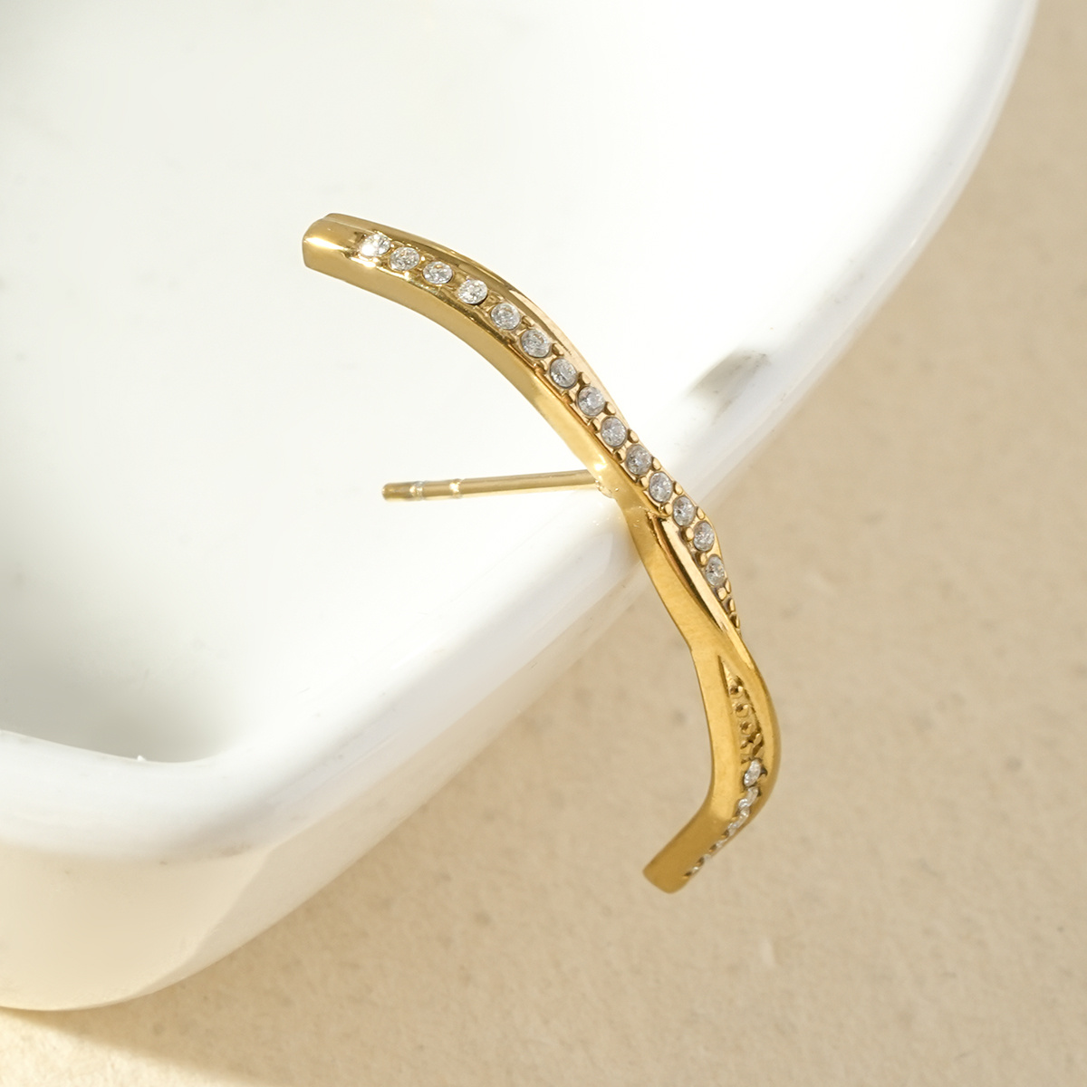 Grossiste Eclat Paris - Boucle d'oreille unique lobe doré grimpante torsadée sertie de strass