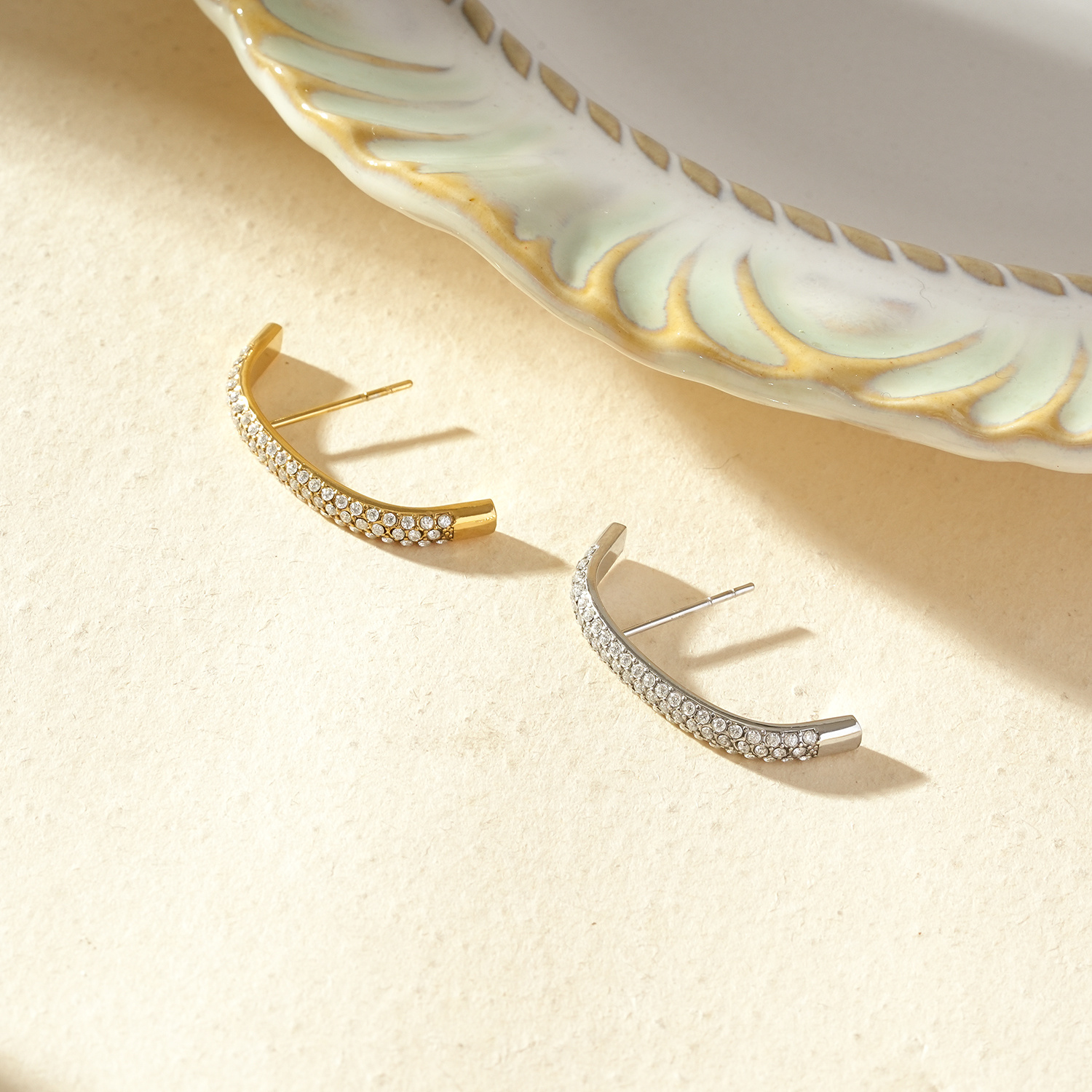 Grossiste Eclat Paris - Boucle d'oreille unique lobe doré en forme d'arc serti de strass