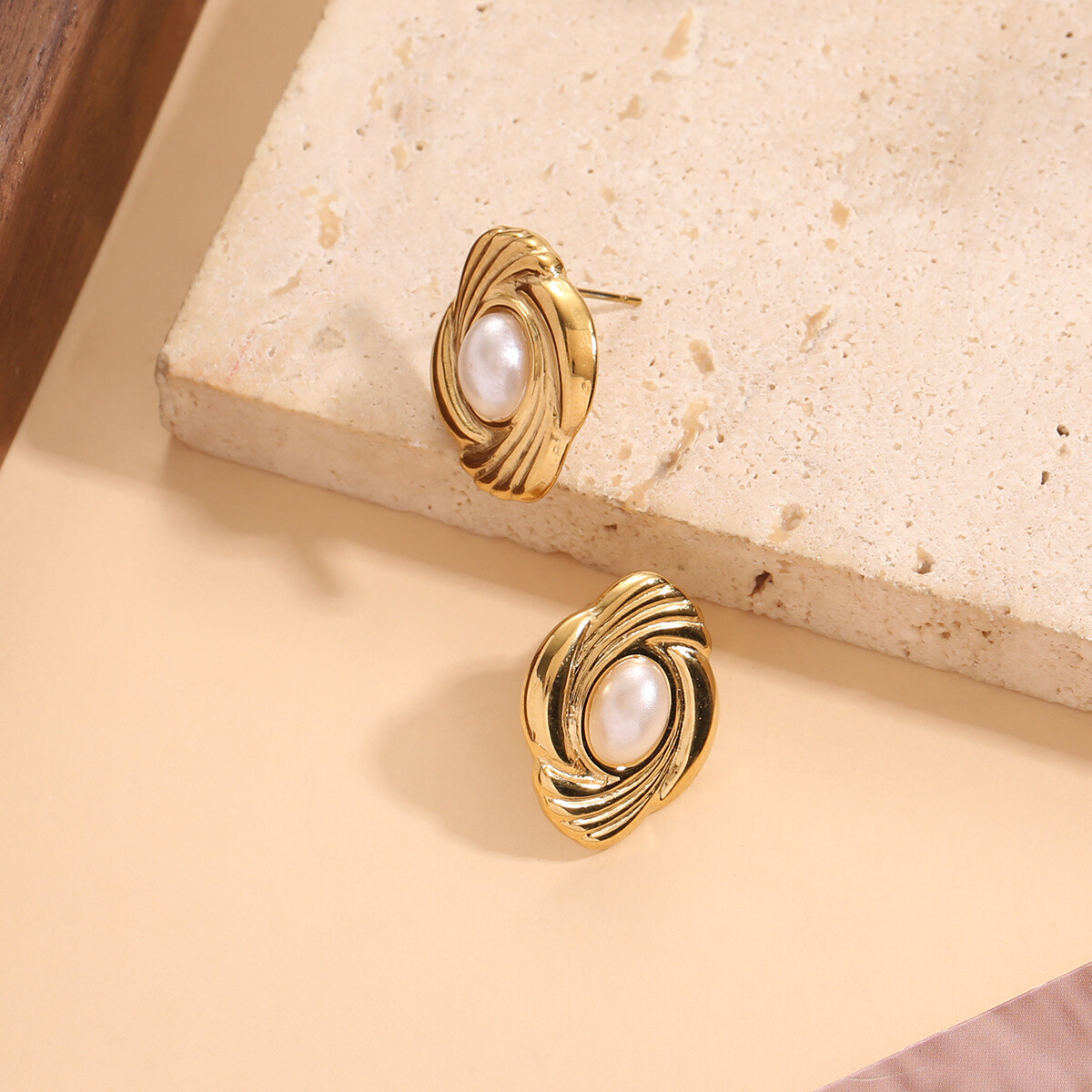 Grossiste Eclat Paris - Boucles d'Oreilles Dorées Vintage Avec Perle Synthétique Ovale