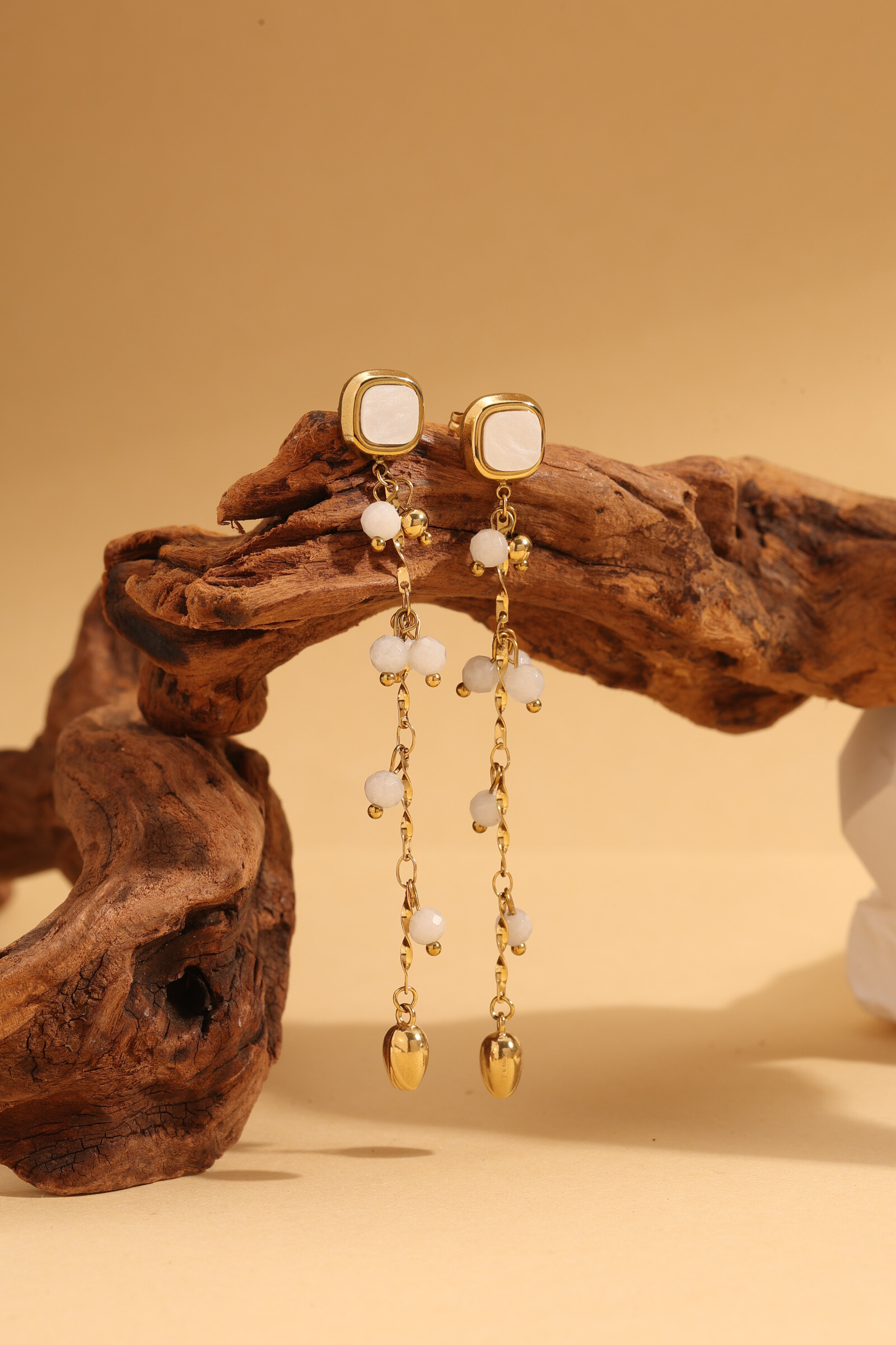 Großhändler Eclat Paris - Goldene Hängeohrringe mit weißem Cabochon