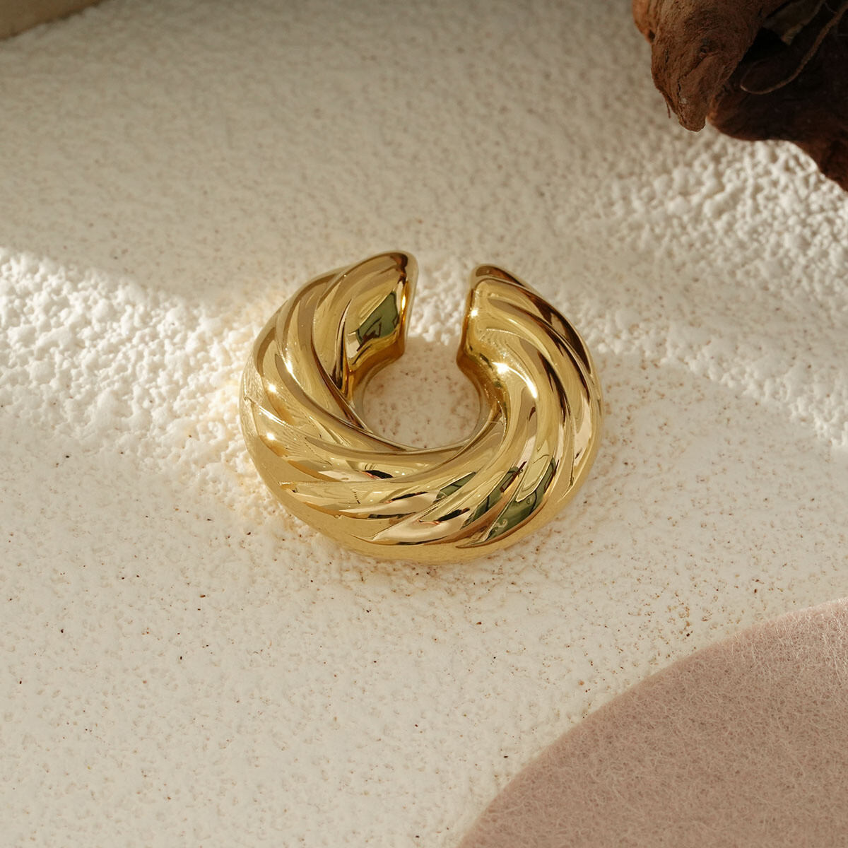 Großhändler Eclat Paris - Goldener Ohrschmuck offener dicker Ring offen