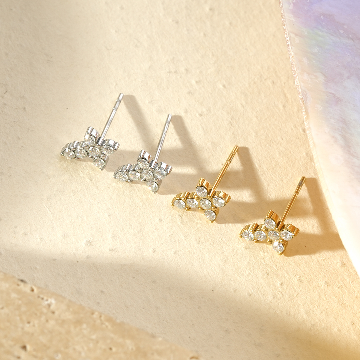 Großhändler Eclat Paris - Silberne Ohrstecker mit Kreuz und Strass-Pavé