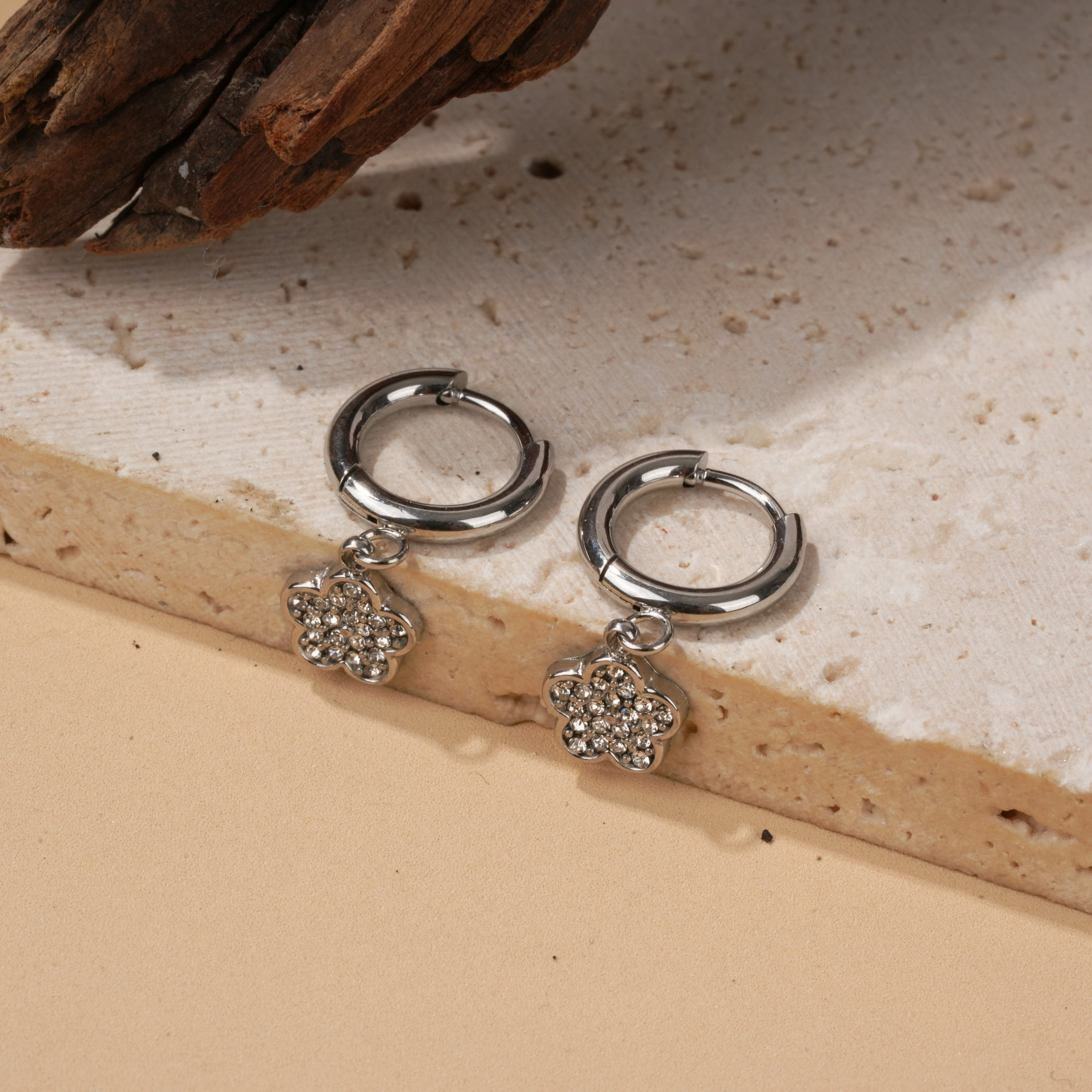 Grossiste Eclat Paris - Boucles d'oreilles créoles argentées à fleurs pavées de strass