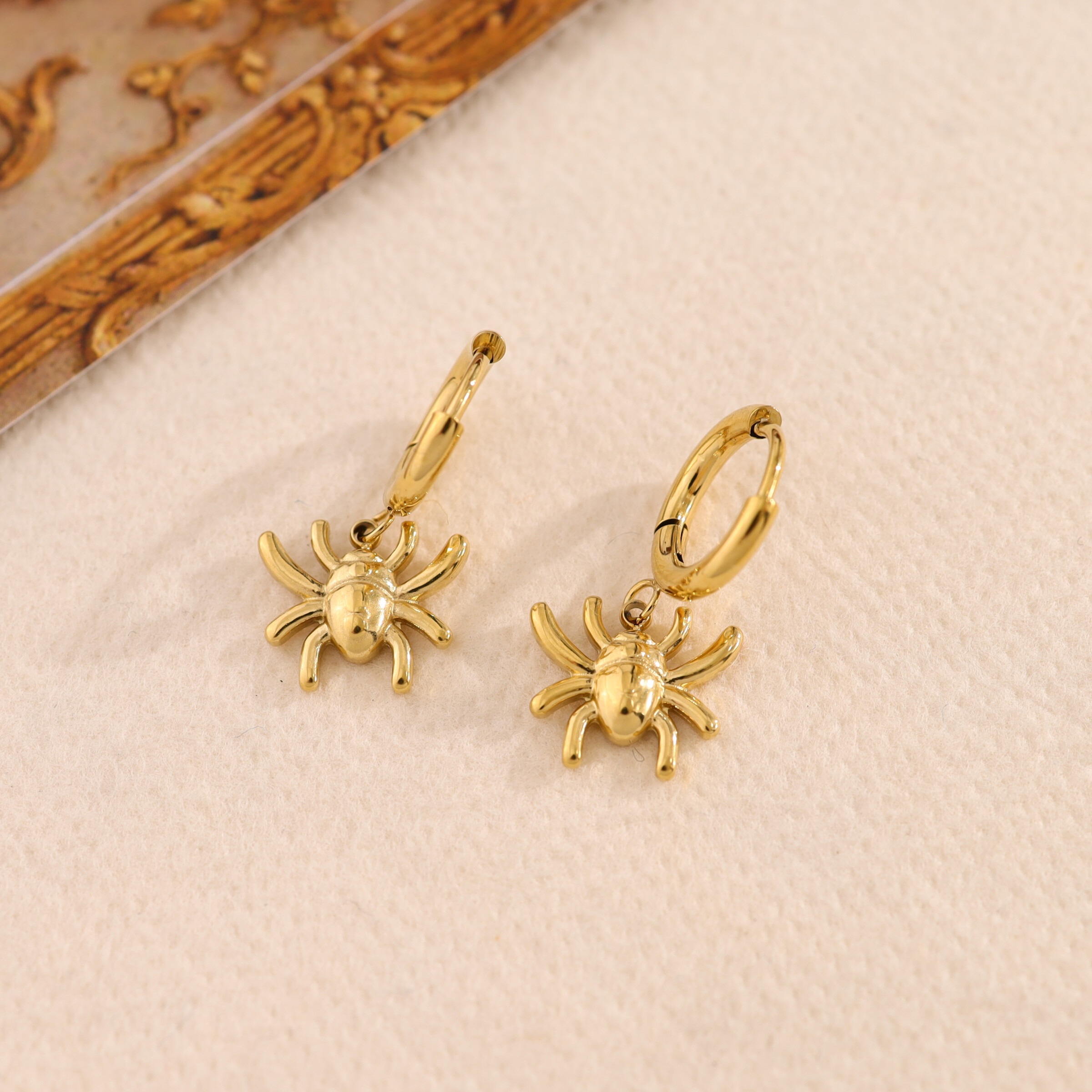 Wholesaler Eclat Paris - Mini gold spider hoop earrings
