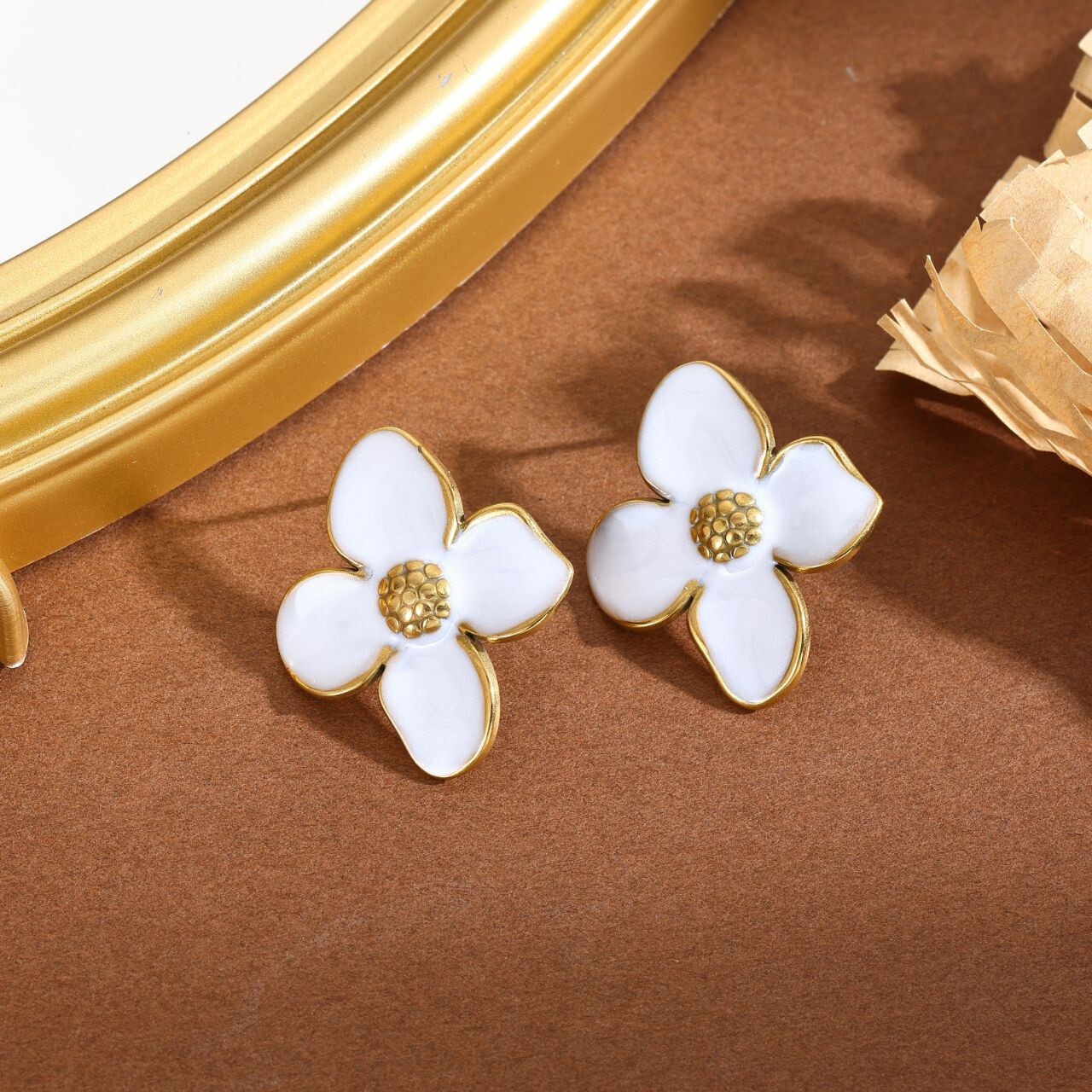 Wholesaler Eclat Paris - White -colored floral golden earrings (enamel)