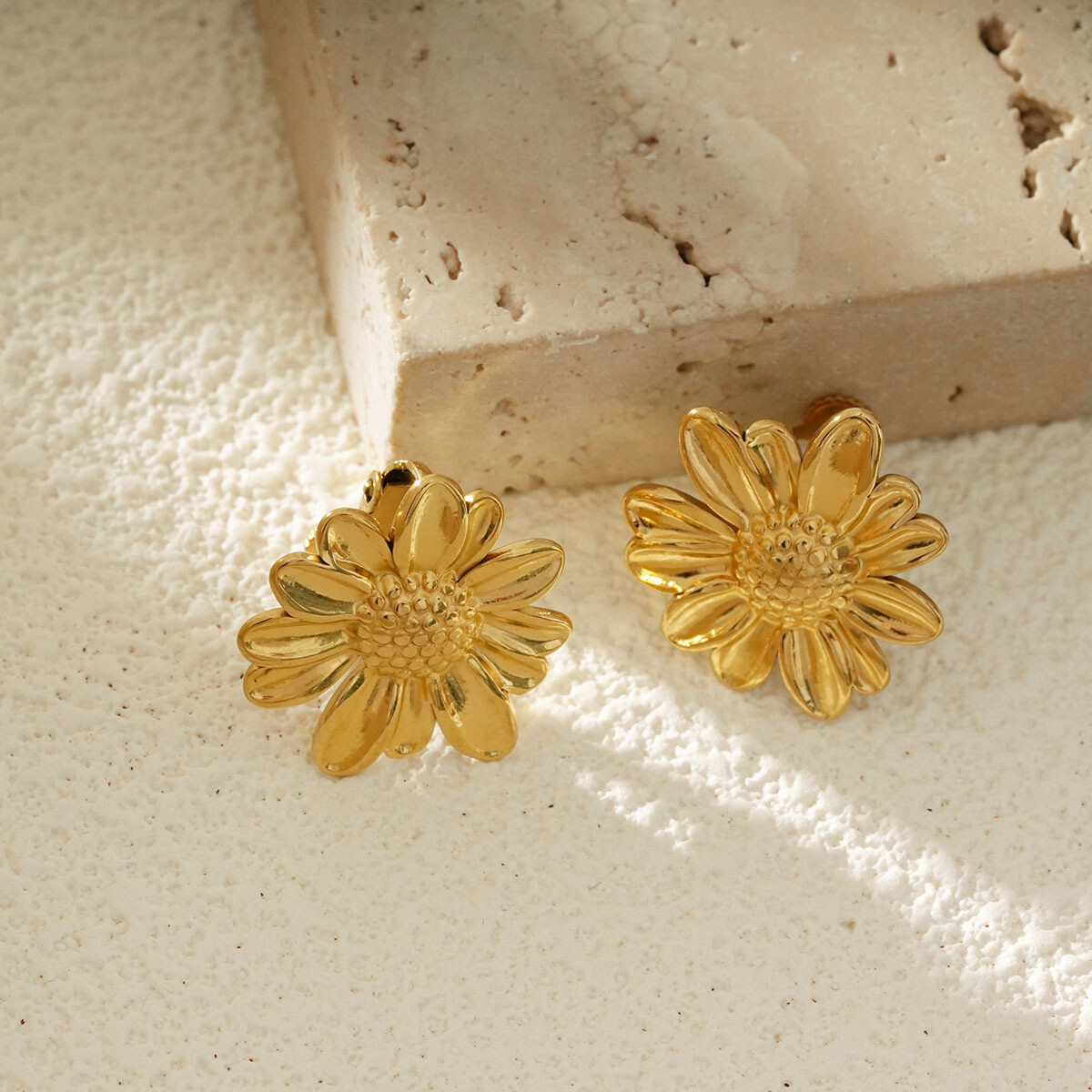 Wholesaler Eclat Paris - Golden Marguerite Clip Earms