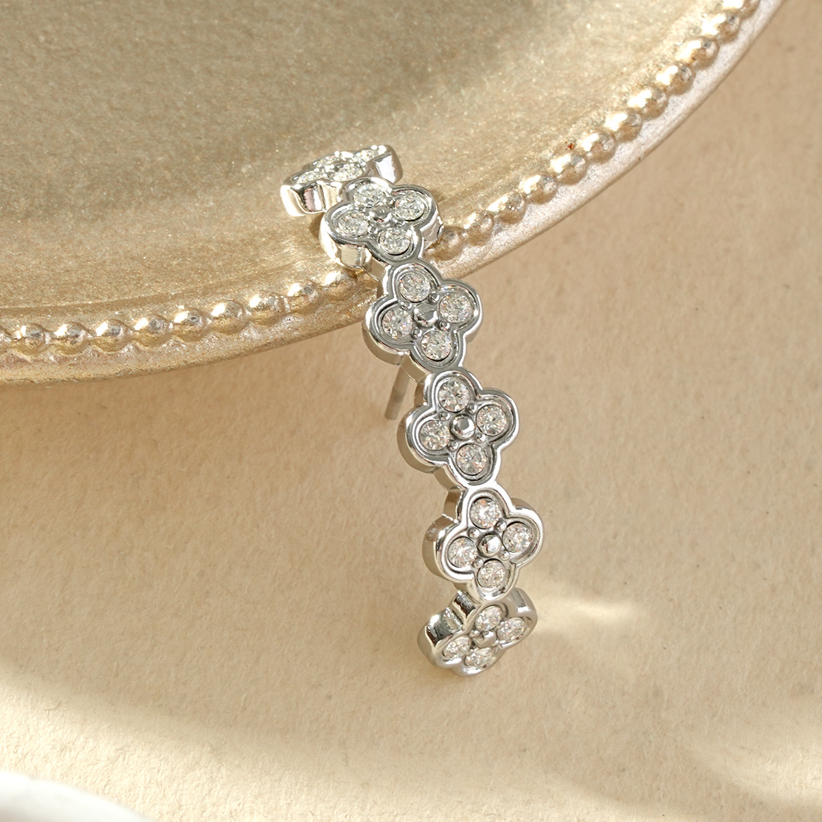 Großhändler Eclat Paris - Einzigartiger silberner Ohrring mit blumigem Bogen-Design und Strasssteinen