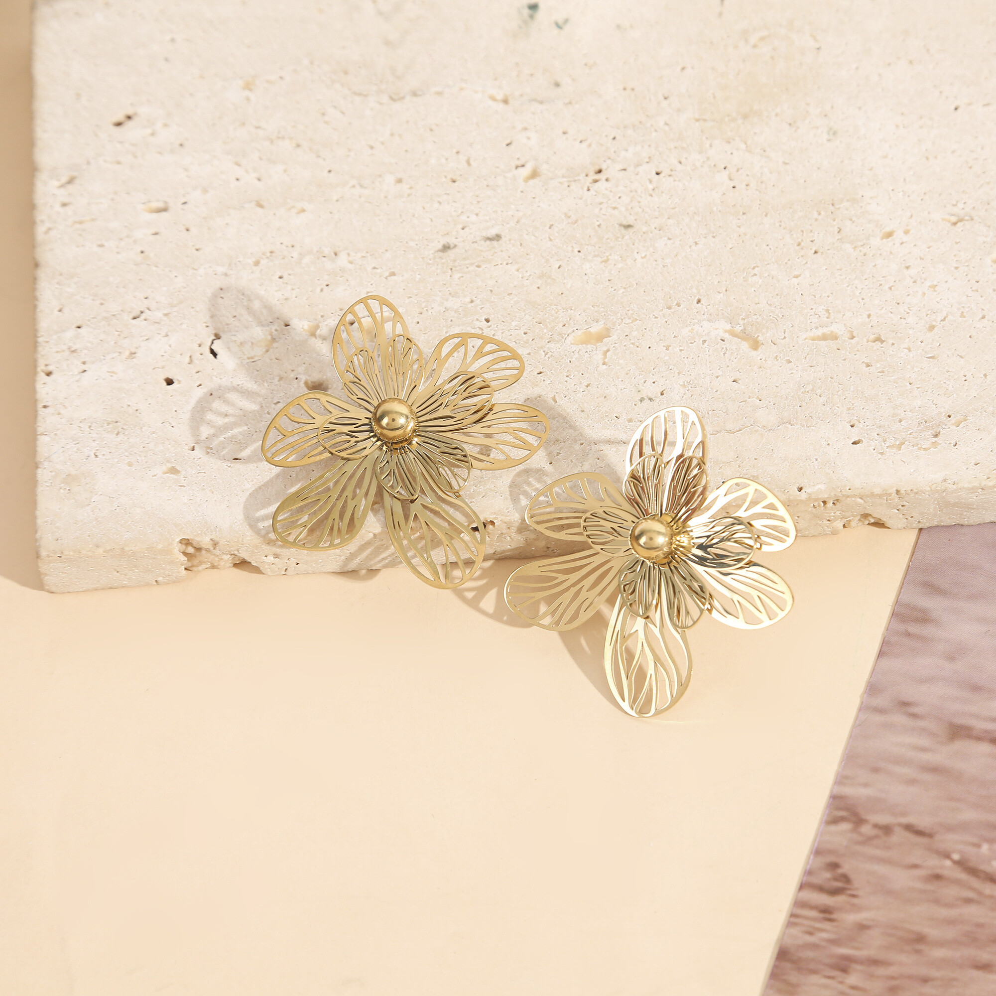 Großhändler Eclat Paris - Betriebene goldene Blumenohrringe mit zentraler Perle