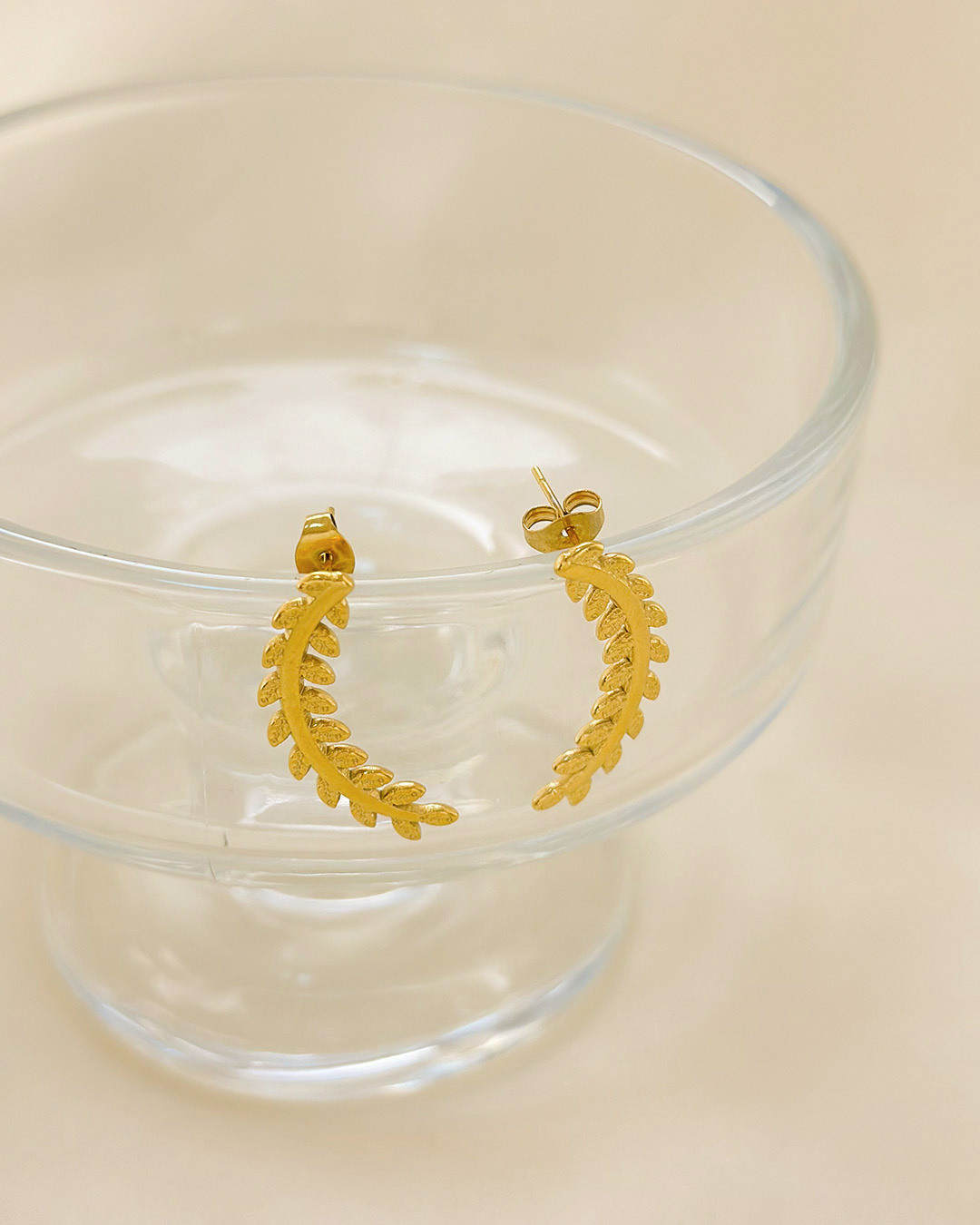 Wholesaler Eclat Paris - Shiny Textured Laurel Leaves Gold Earrings