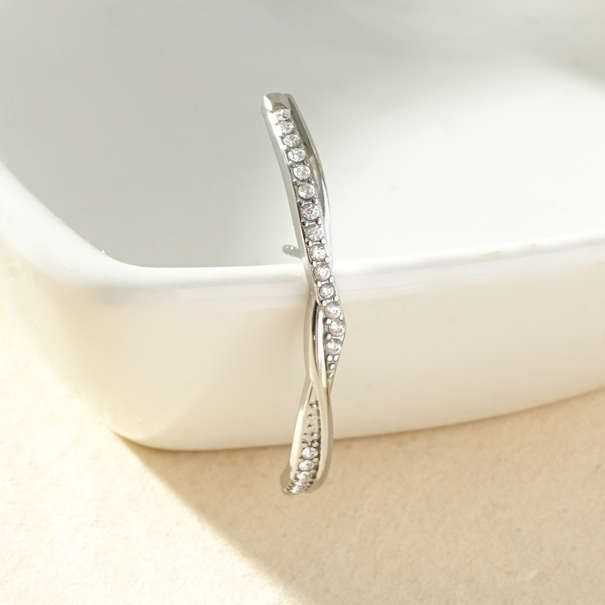 Grossiste Eclat Paris - Boucle d'oreille unique lobe argenté grimpante torsadée sertie de strass