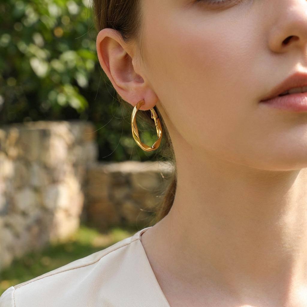 Wholesaler Eclat Paris - Round gold earrings with a shiny twisted design