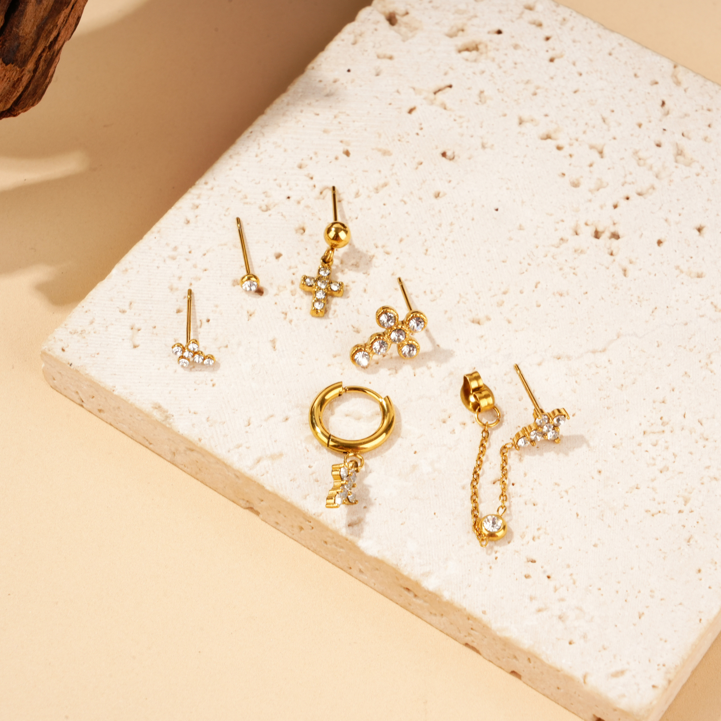 Grossiste Eclat Paris - Lot de 6 boucles d'oreilles uniques assorties thème croix