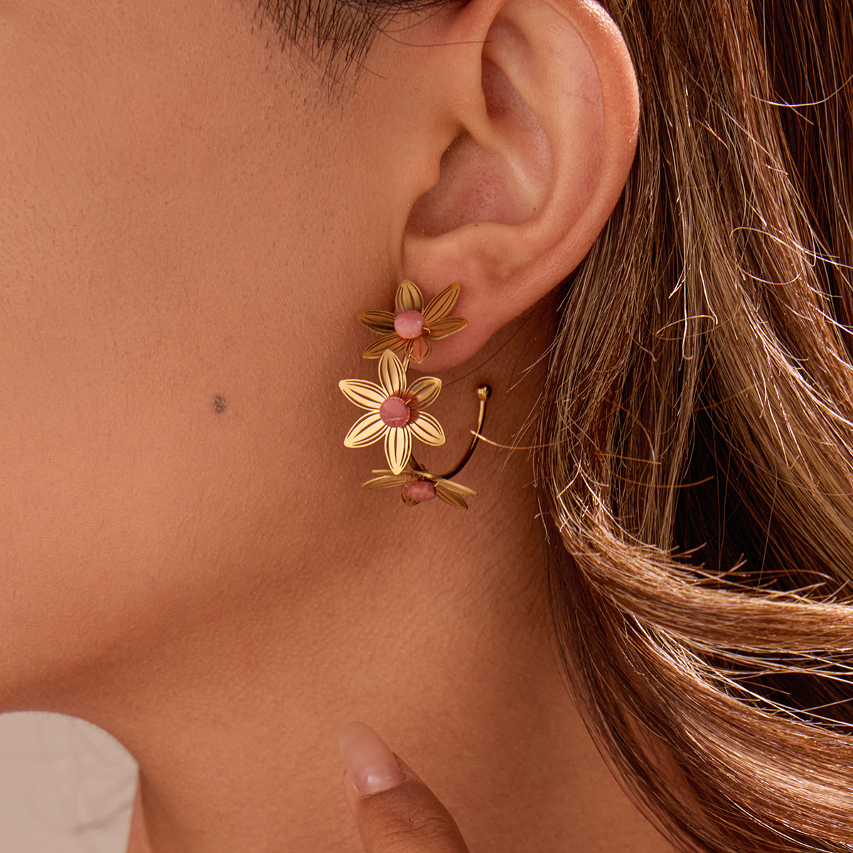Großhändler Eclat Paris - Goldene Dreifache Creolen Ohrringe mit Ausgestanzter Blume und Fuchsia Rosa Steinen