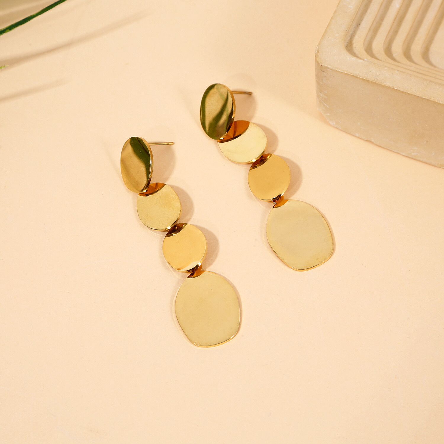 Grossiste Eclat Paris - Boucles d'Oreilles Pendantes Dorées Raffinées
