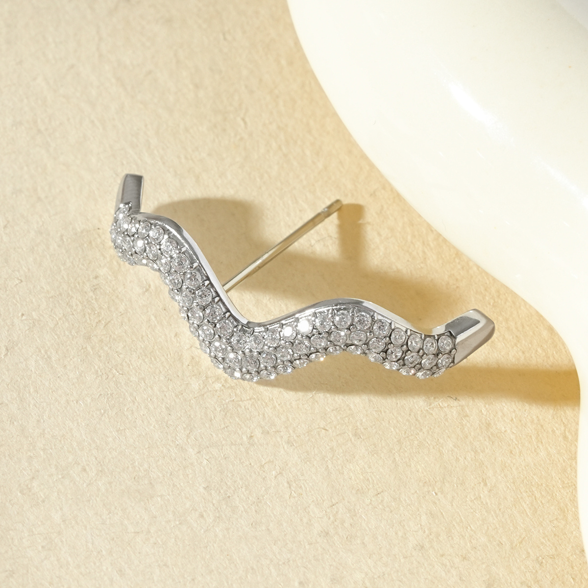 Grossiste Eclat Paris - Boucle d'oreille unique lobe argenté ondulé pavé de strass