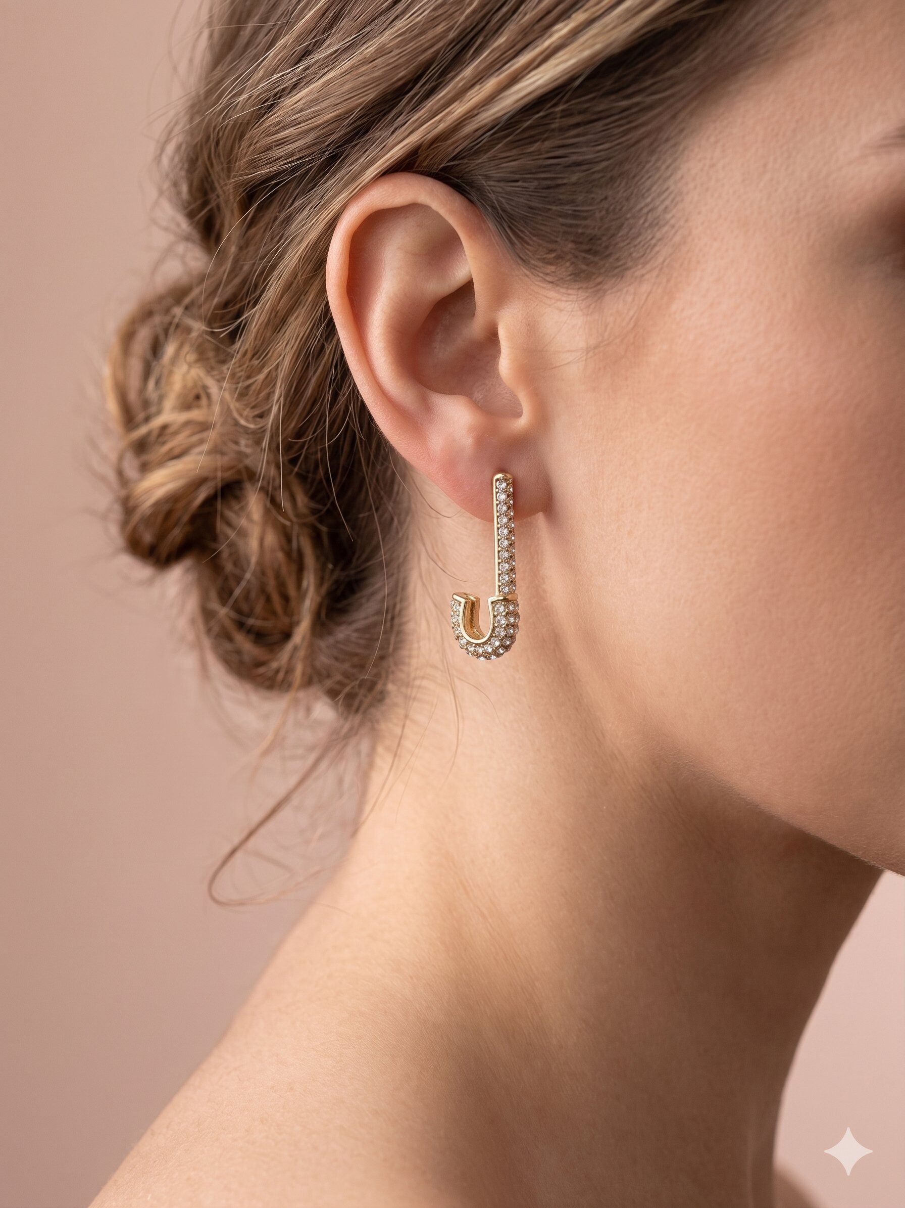 Grossiste Eclat Paris - Boucles d'oreilles dorées forme J en strass