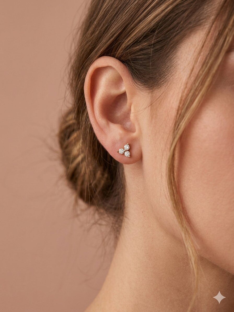 Wholesaler Eclat Paris - Gold stud earrings with three mini rhinestones