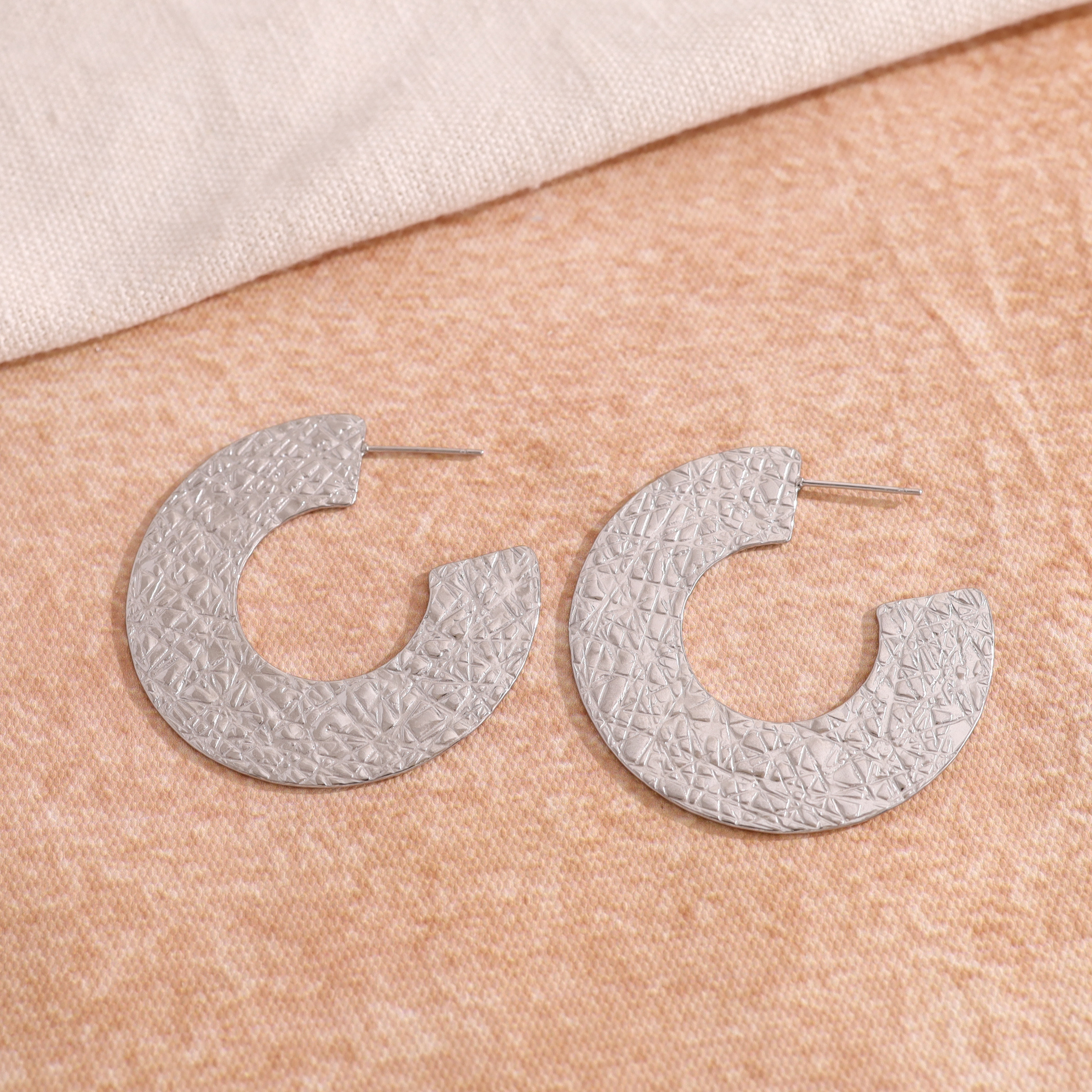 Wholesaler Eclat Paris - Flat round silver hoop earrings with a shiny brushed effect