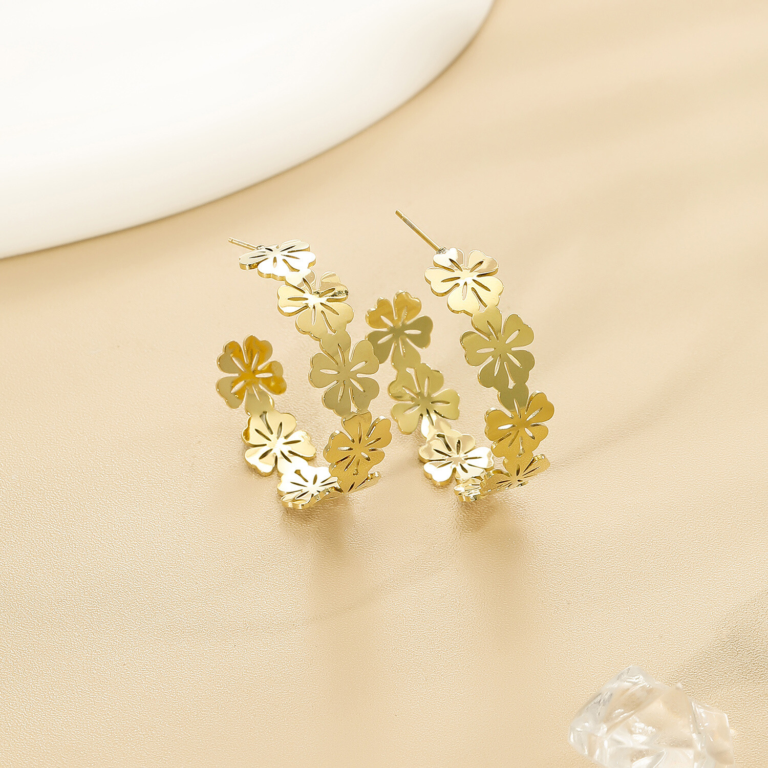 Großhändler Eclat Paris - Elegante und glänzende brillante und glänzende vergoldete Blumenohrringe