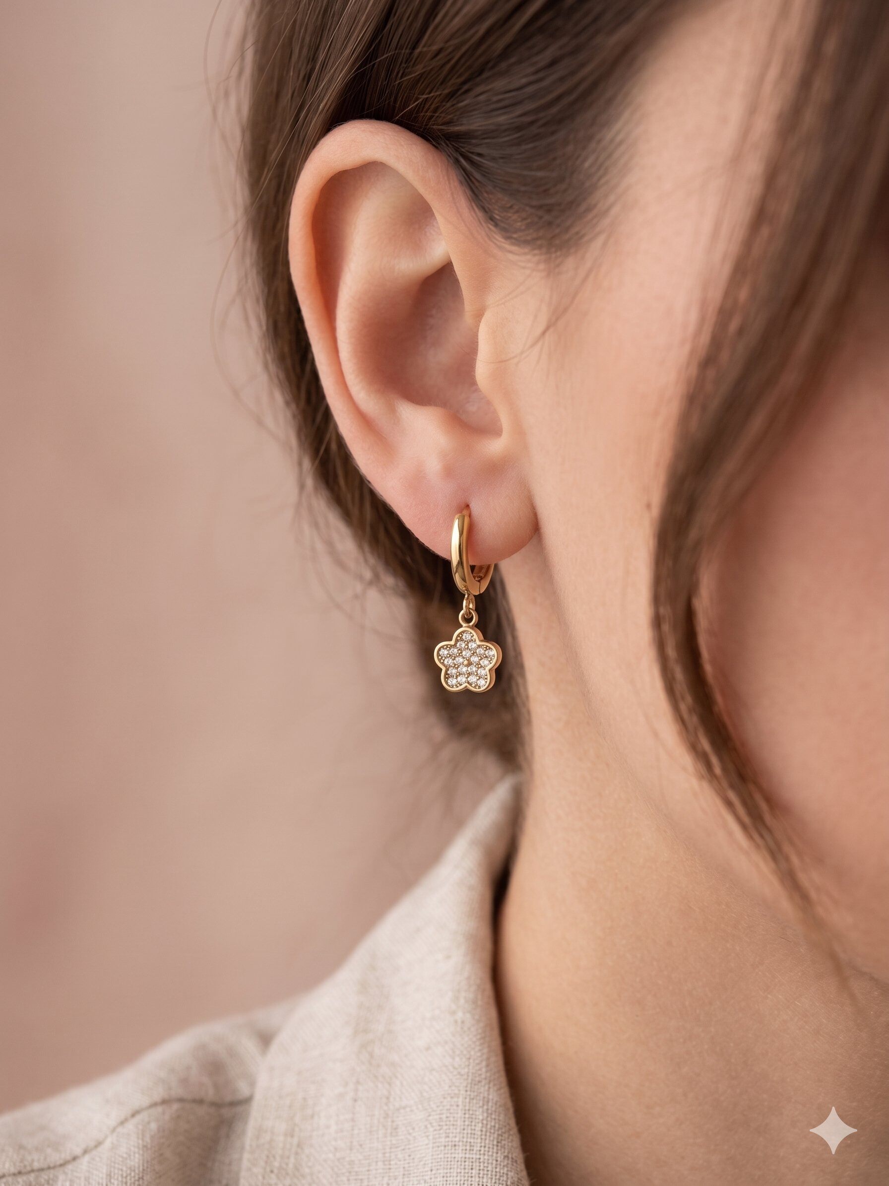 Grossiste Eclat Paris - Boucles d'oreilles créoles dorées à fleurs pavées de strass