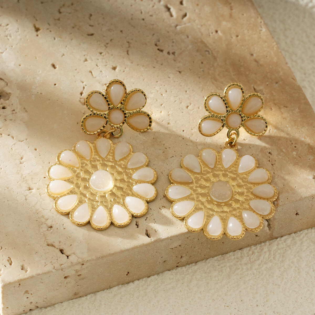 Großhändler Eclat Paris - Goldene Hängeohrringe böhmische weiße Perlblume und Hämmerte Gold