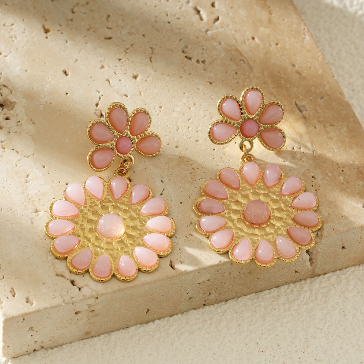 Großhändler Eclat Paris - Goldene hängende Ohrringe Bohemian Pink Perle und Hämmerte Gold