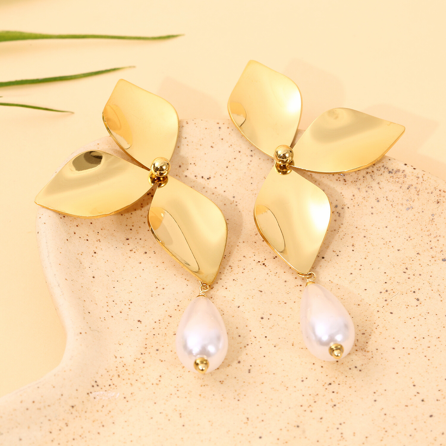 Wholesaler Eclat Paris - Golden hanging earrings half flower and drop