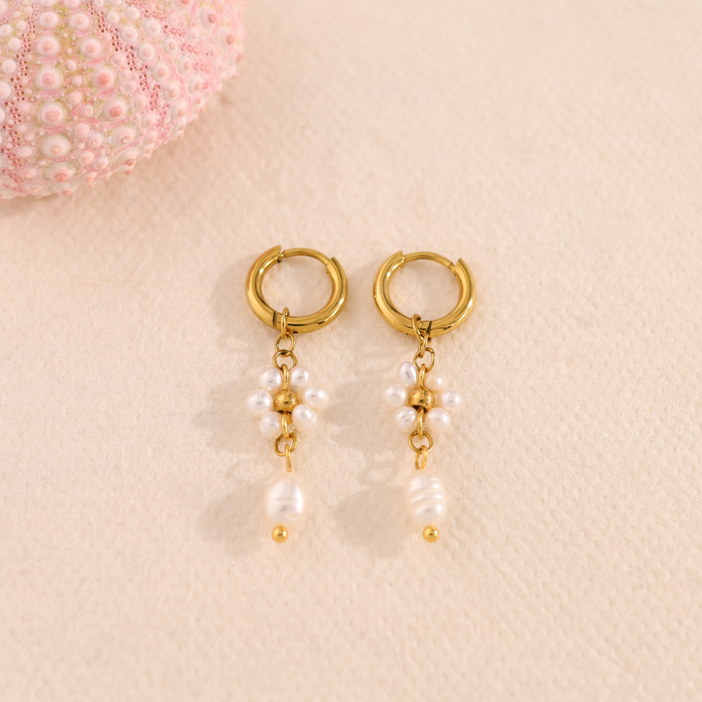 Großhändler Eclat Paris - Mini goldene Creolen Ohrringe mit Margeriten-Perlenanhänger
