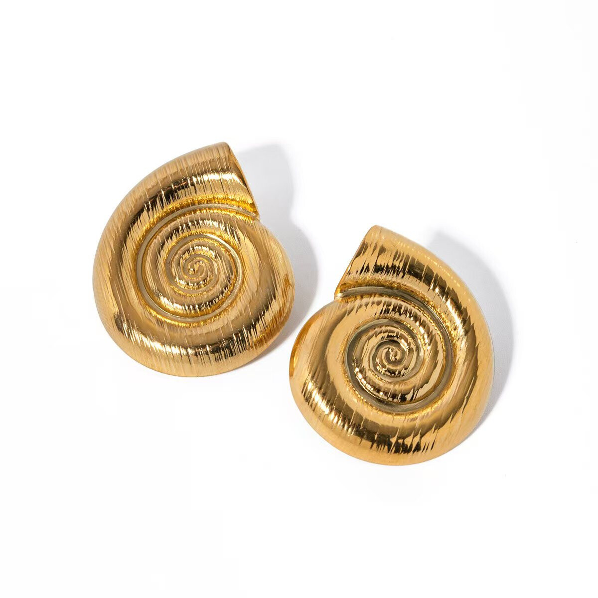 Wholesaler Eclat Paris - Earrings large seashell stud 3 cm