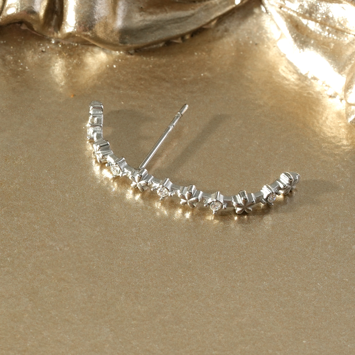 Grossiste Eclat Paris - Boucle d'oreille unique doré en arc fleuri serti de strass