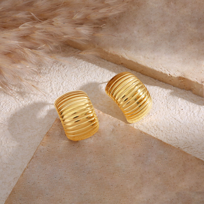 Wholesaler Eclat Paris - Bombed golden earrings sculpted